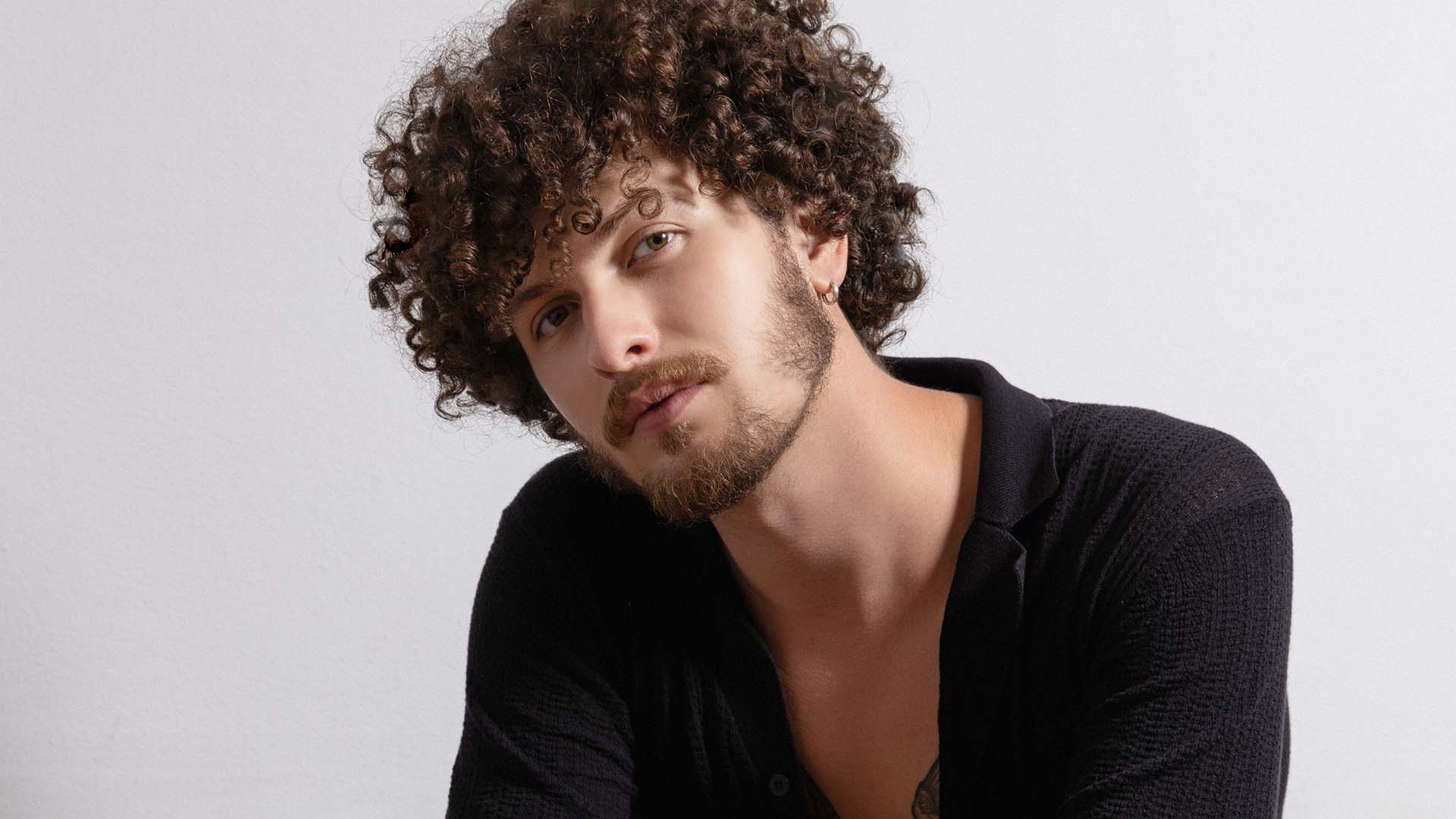 Bryan Behr celebra sua música na trilha da novela Família É Tudo