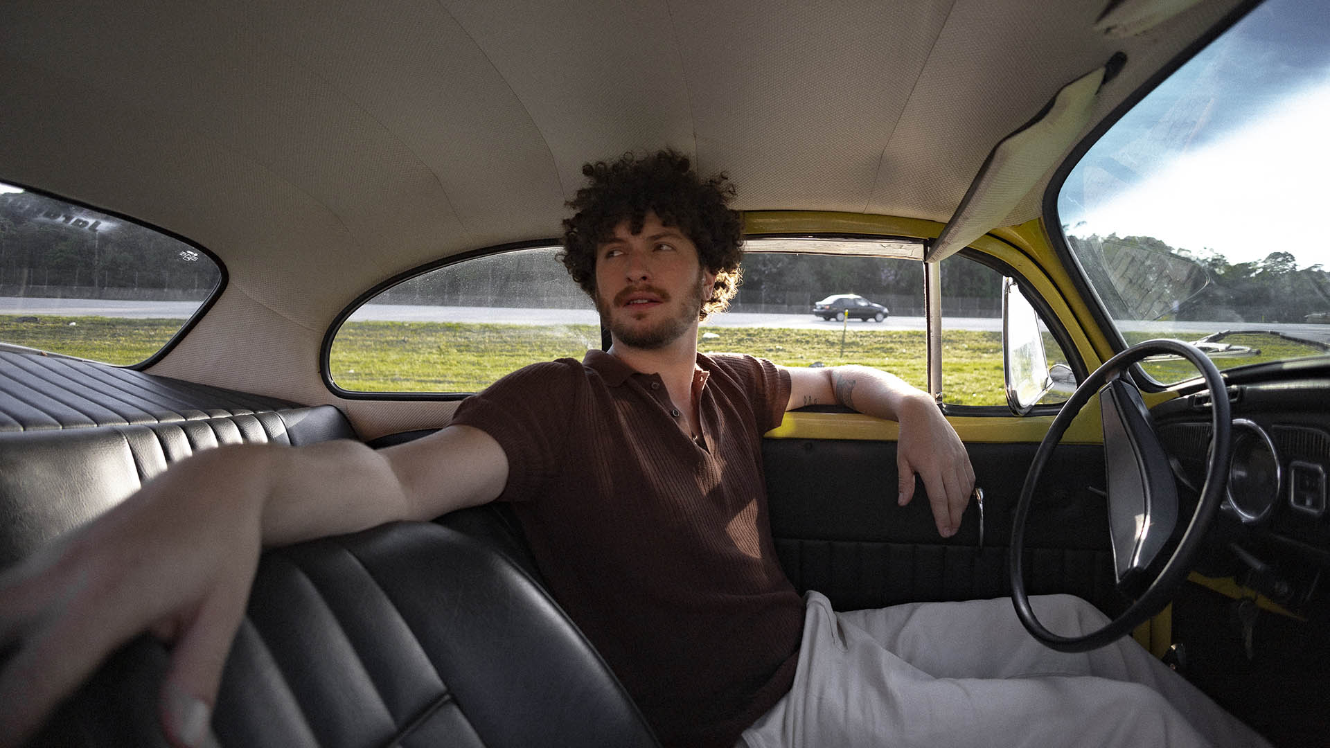 Bryan Behr diz que carro do seu novo clipe foi roubado dias após a gravação