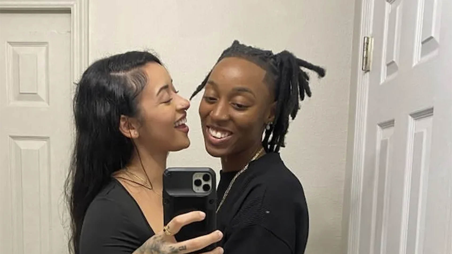 Filha de Carla Perez ganha ‘mão boba’ da namorada em nova foto