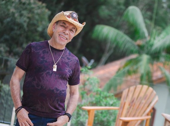 Sertanejo Chrystian tem cirurgia de transplante de rim transferida para o final do ano