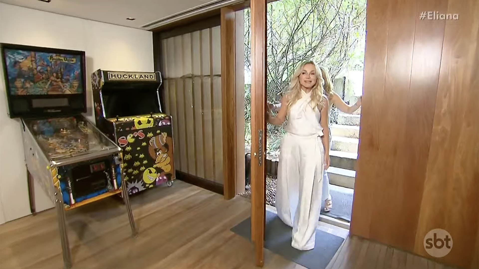 Angélica exibe detalhes da decoração de sua mansão luxuosa