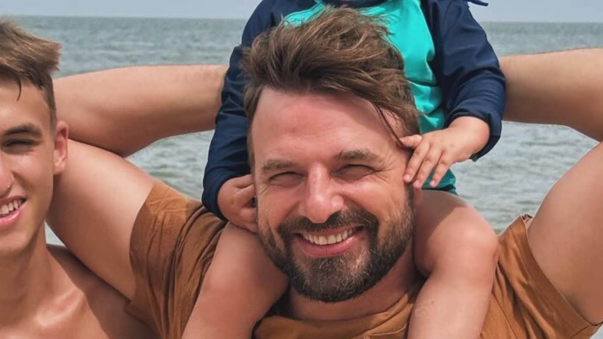 Cássio Reis chama atenção em foto com os filhos: “Tudo igual”