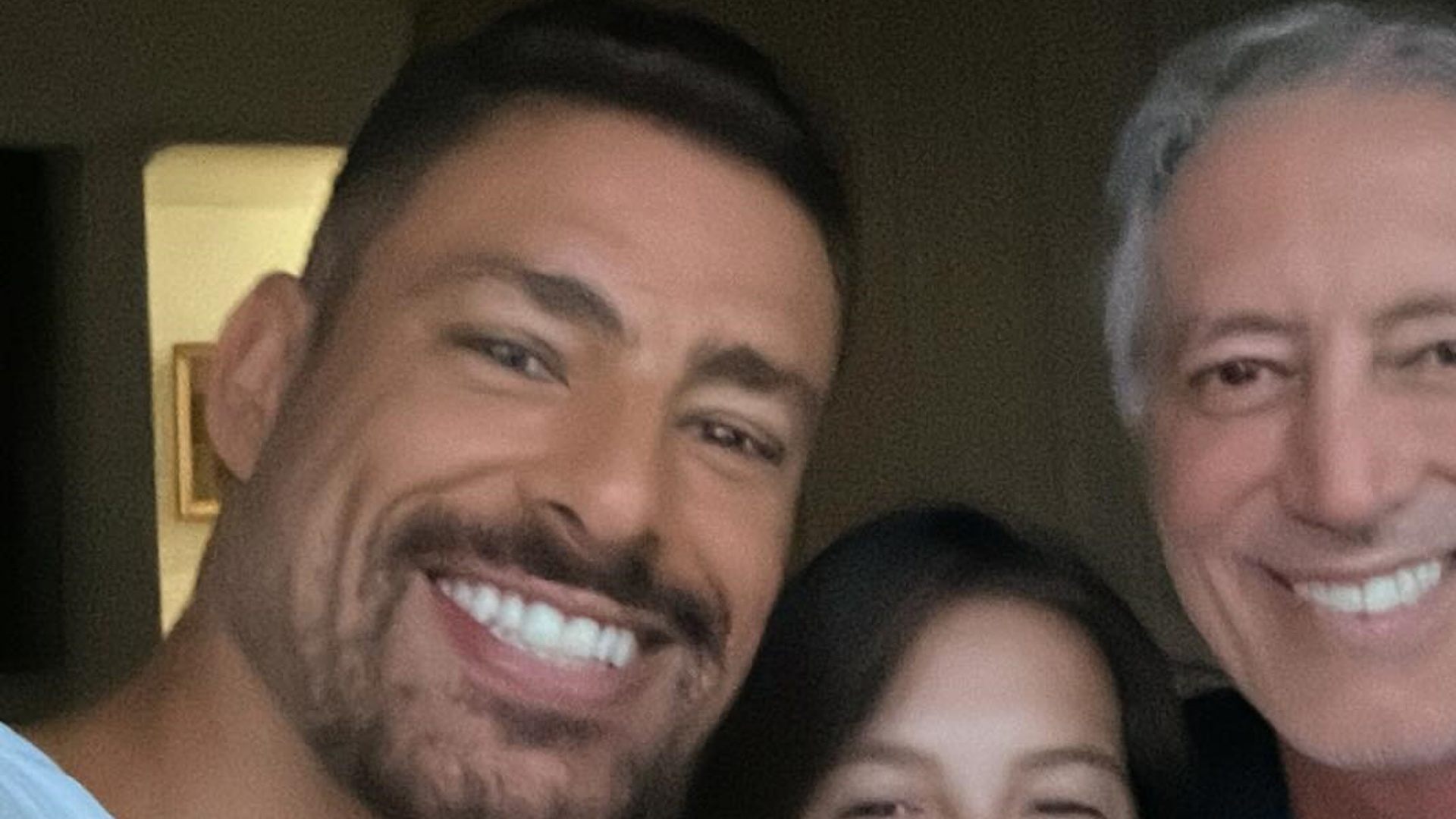 Cauã Reymond surge em clique raro com o pai e a irmã: “Família”