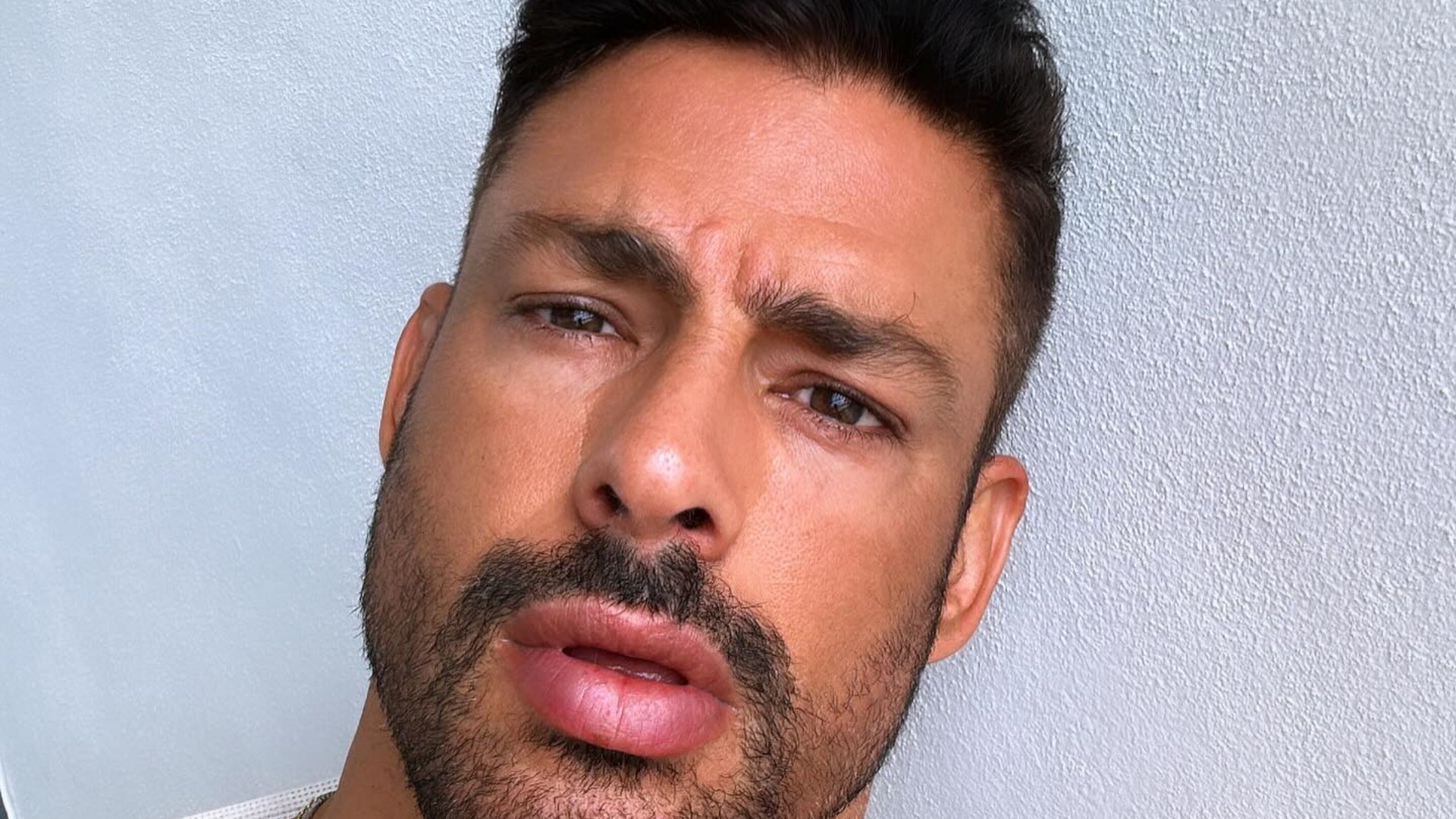 Cauã Reymond chama atenção ao mudar o visual: “Lancei o bigodinho”