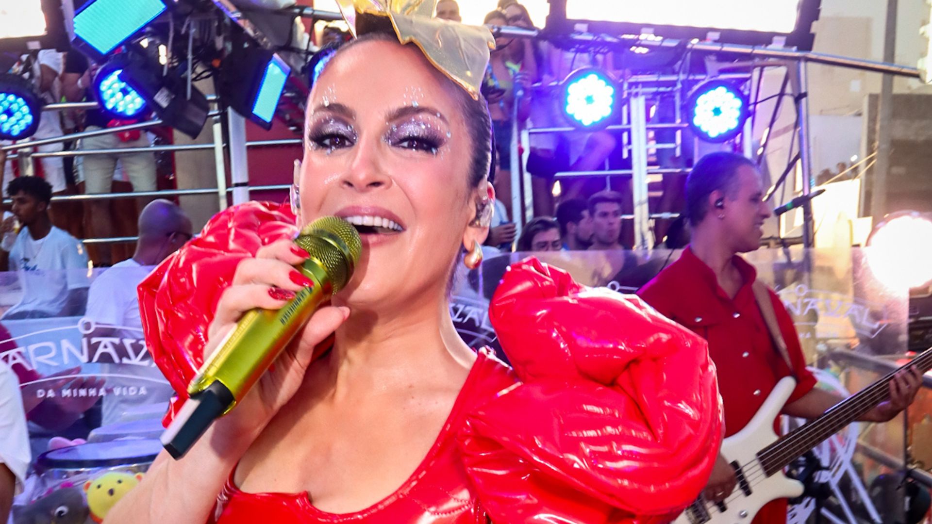 Claudia Leitte divide opiniões ao trocar letra de música por motivo religioso