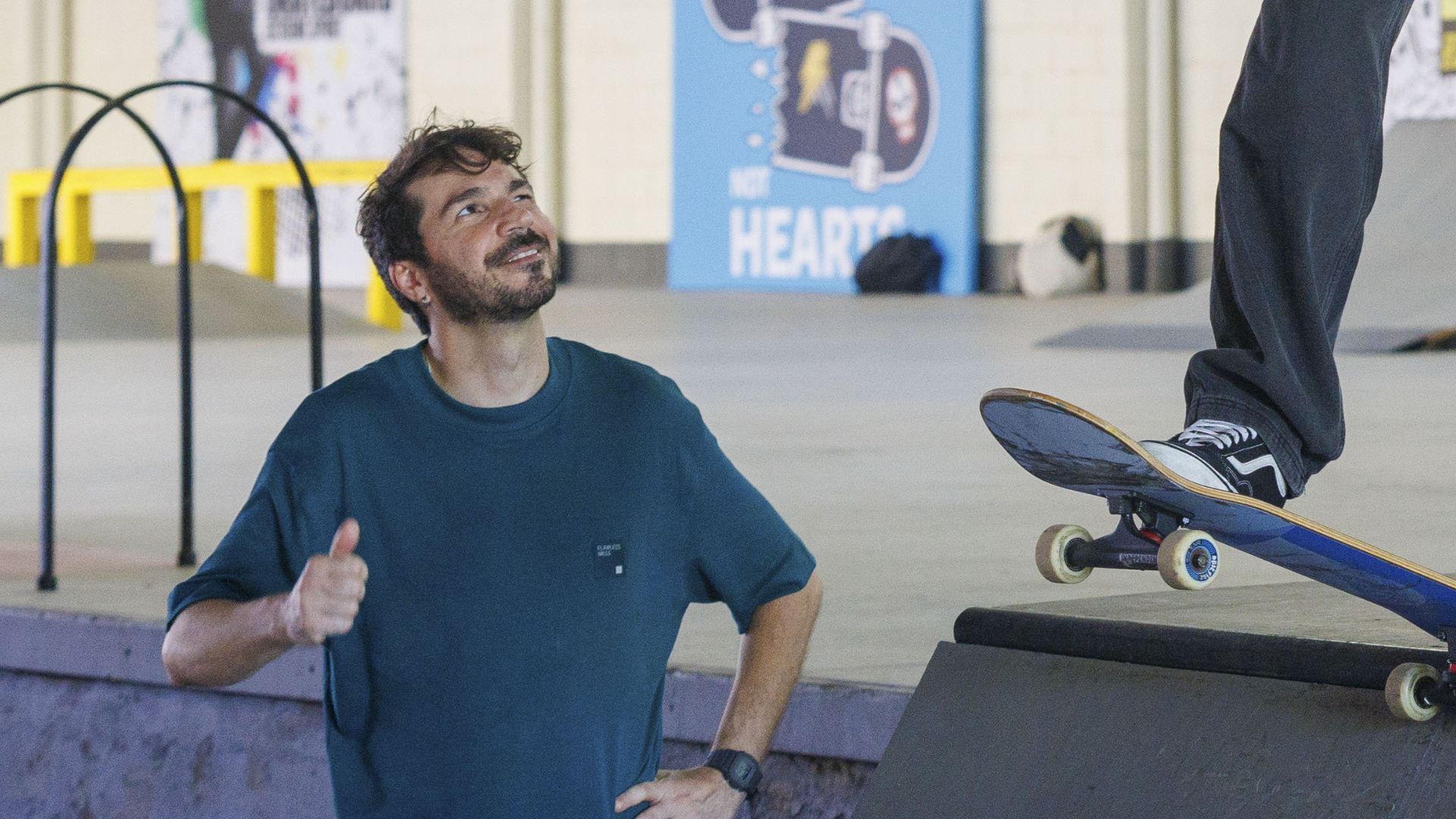 Conrado Caputo volta às novelas e revela desafios em viver skatista: ‘Pesquisando’