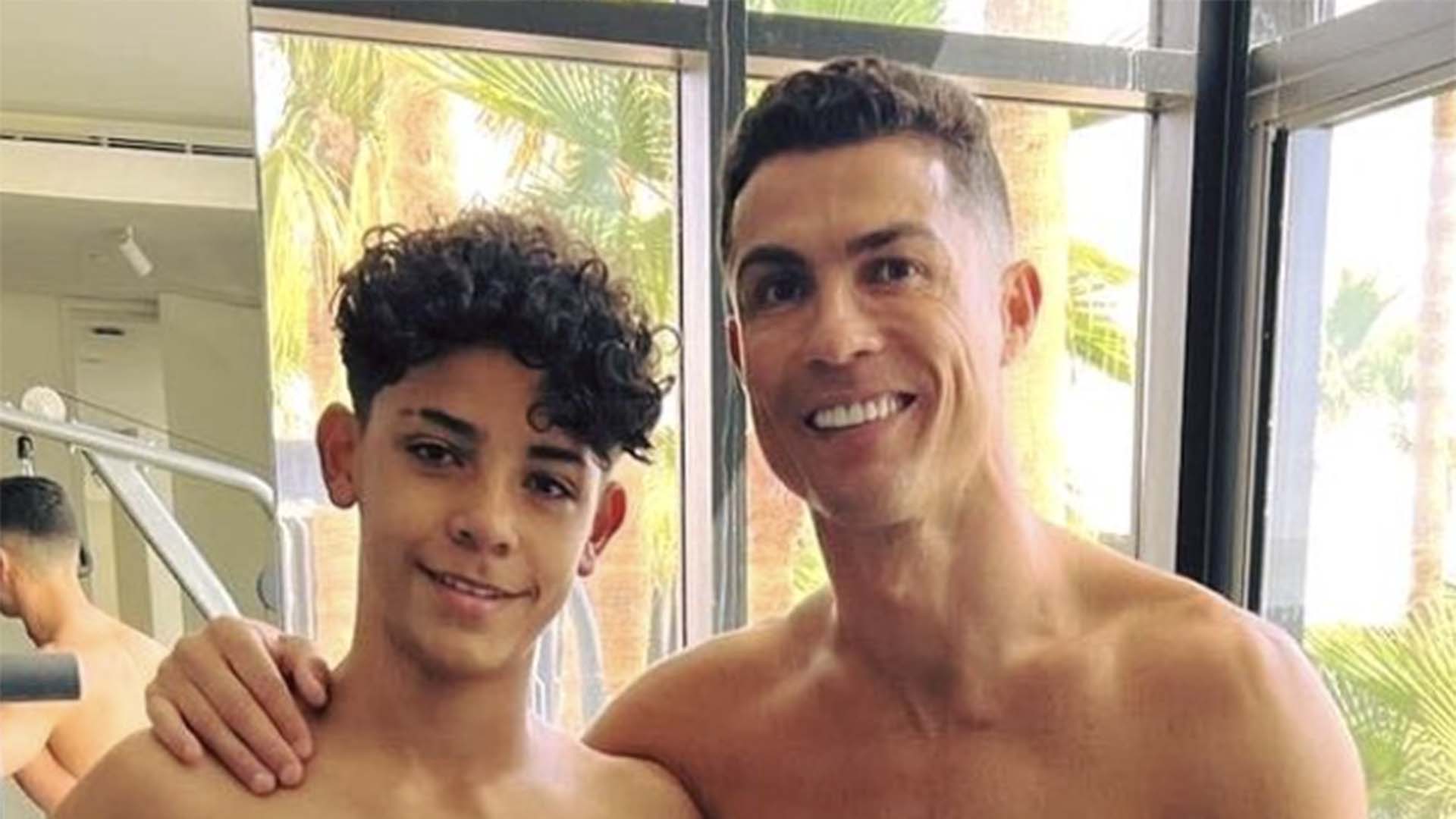 Barriga trincada do filho de Cristiano Ronaldo rouba a cena em foto