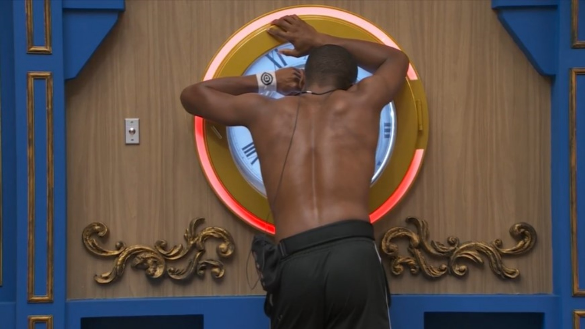 BBB 24: Davi chora muito ao lado do botão e ameaça desistir do programa