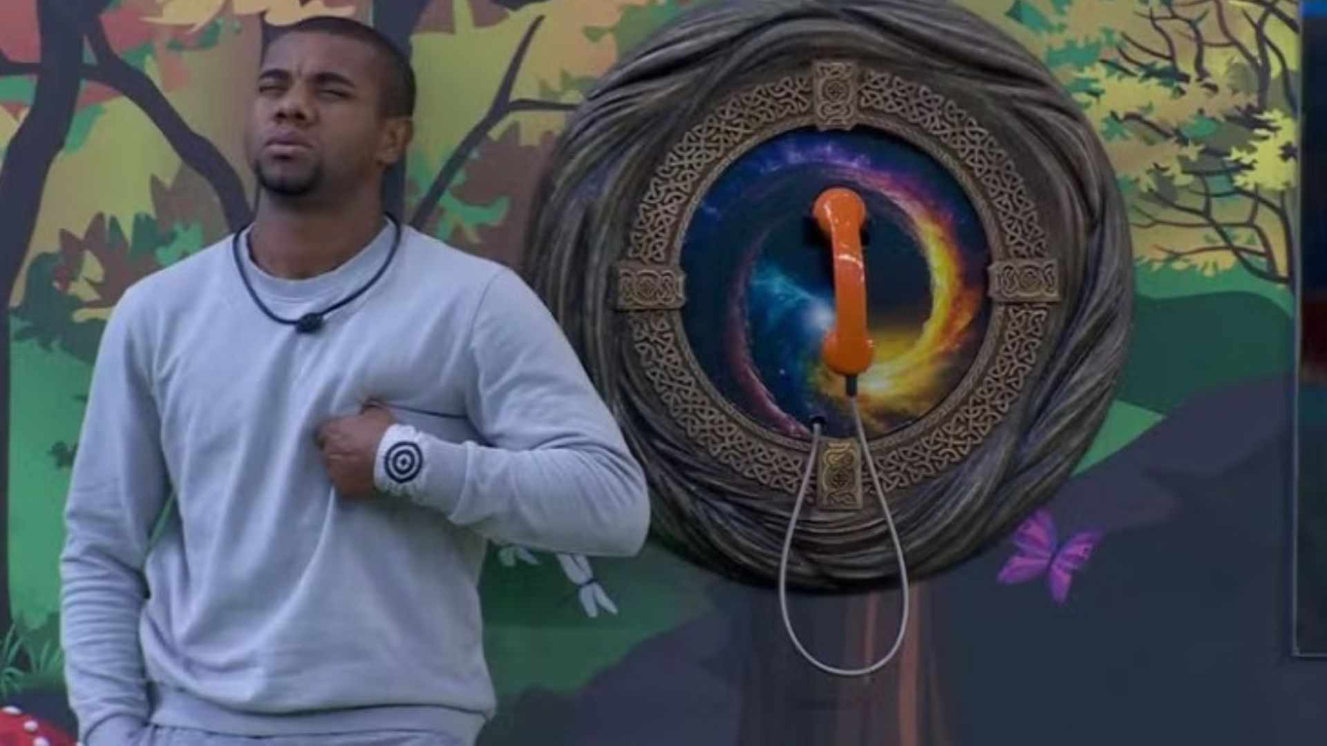 BBB 24: Desesperado, Davi faz plantão no big fone: ‘Toca pelo amor de Deus’