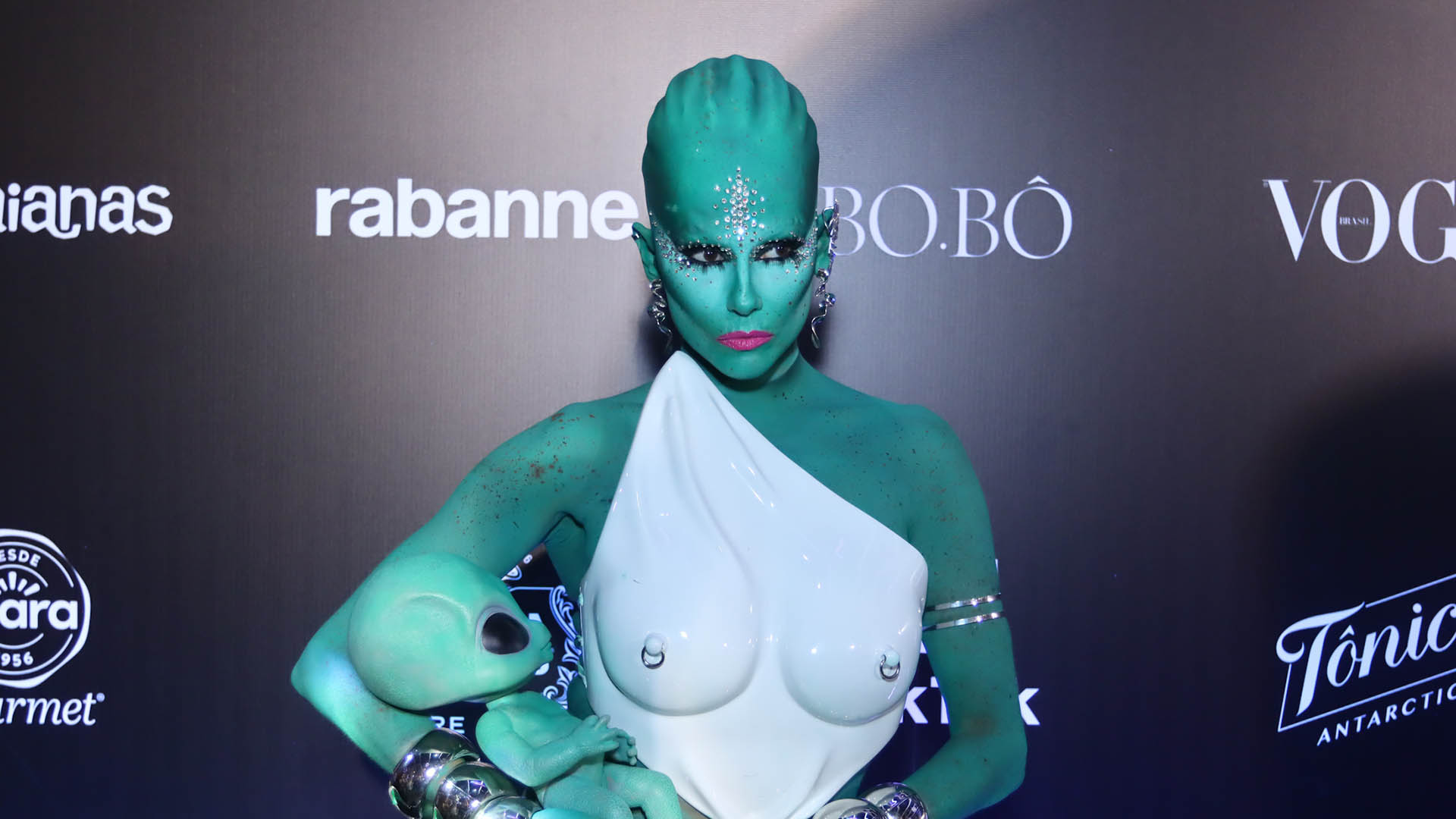 Saiba quanto Deborah Secco gastou para se vestir de ET em baile de carnaval