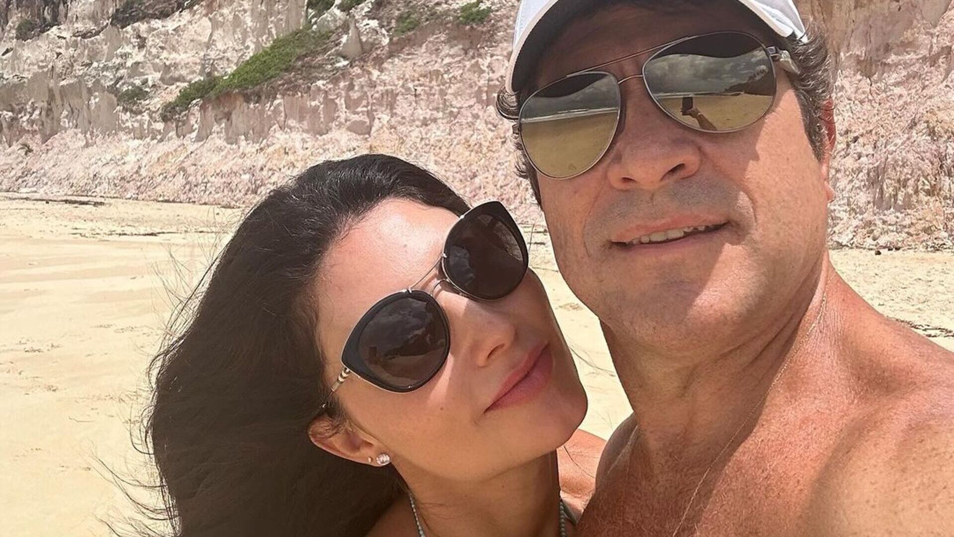 Esposa do cantor Daniel exibe beleza impressionante na praia