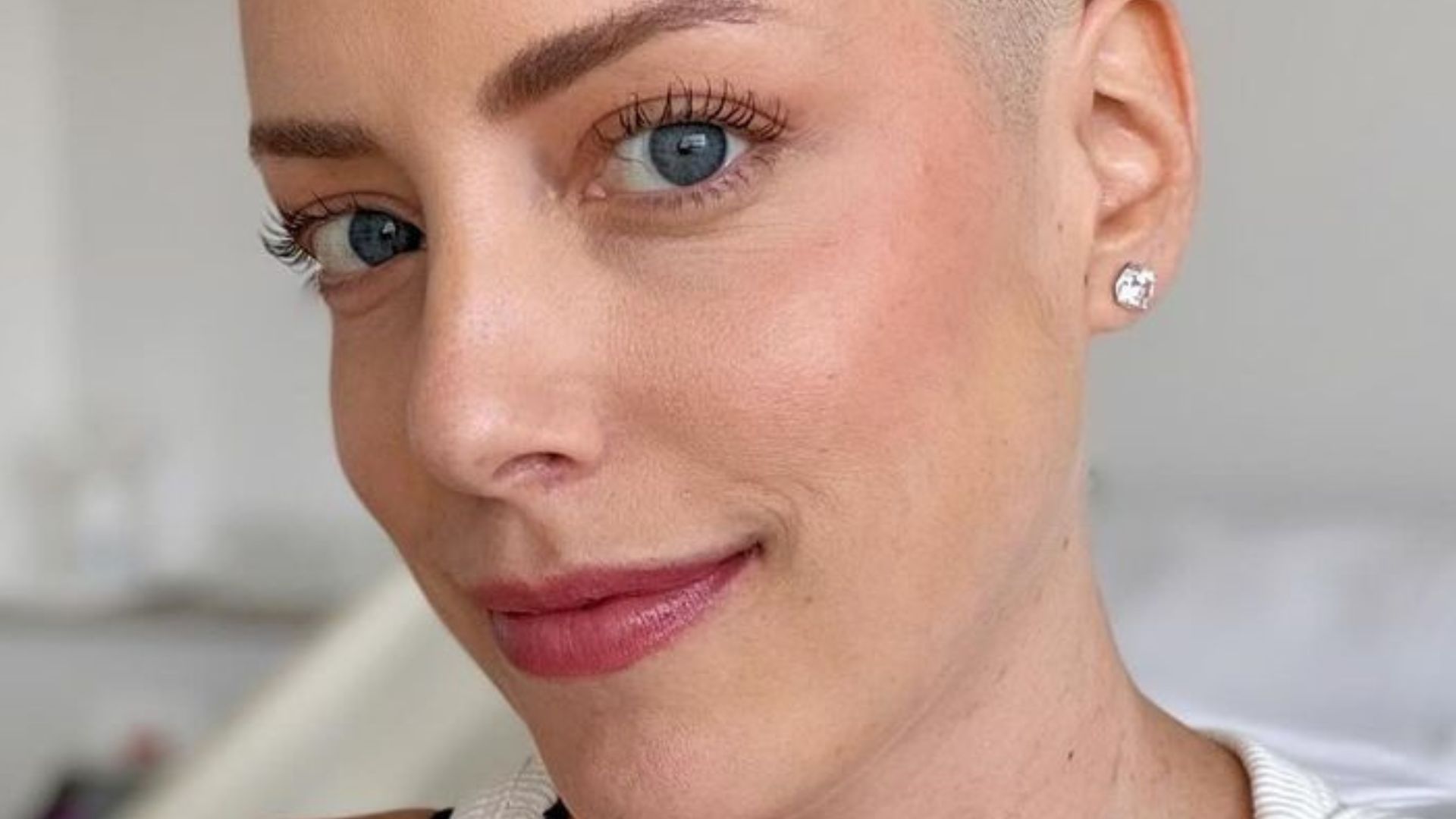Em luta contra câncer, Fabiana Justus decide raspar o cabelo: “Era a hora”