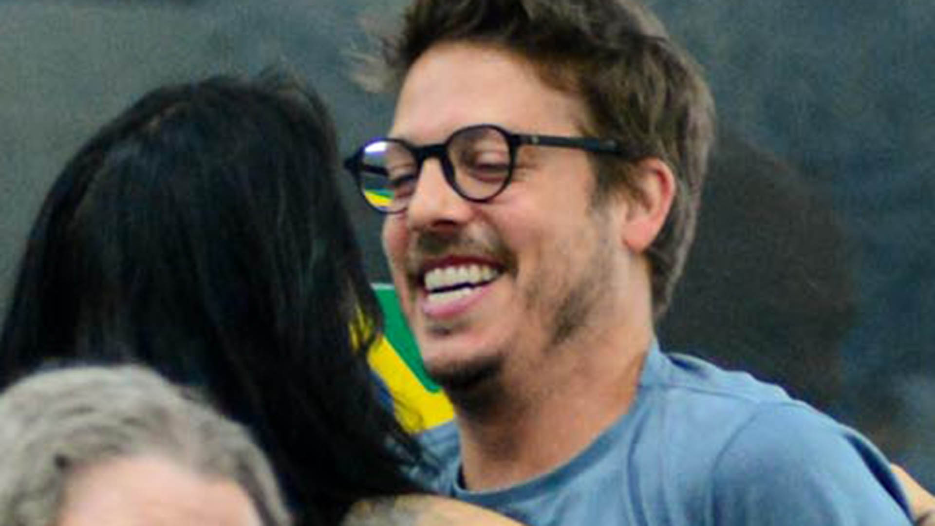 Fábio Porchat é flagrado ao dar beijão na namorada. Saiba quem é!