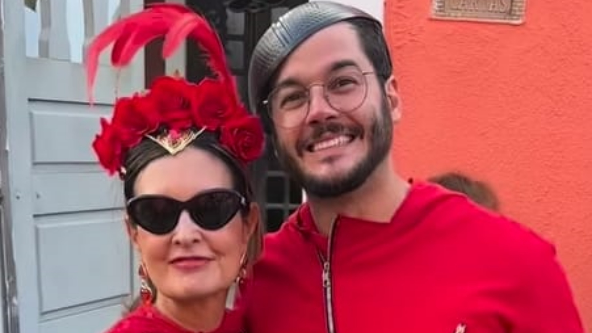 Com fantasia improvisada, Fátima Bernardes curte Carnaval com o namorado