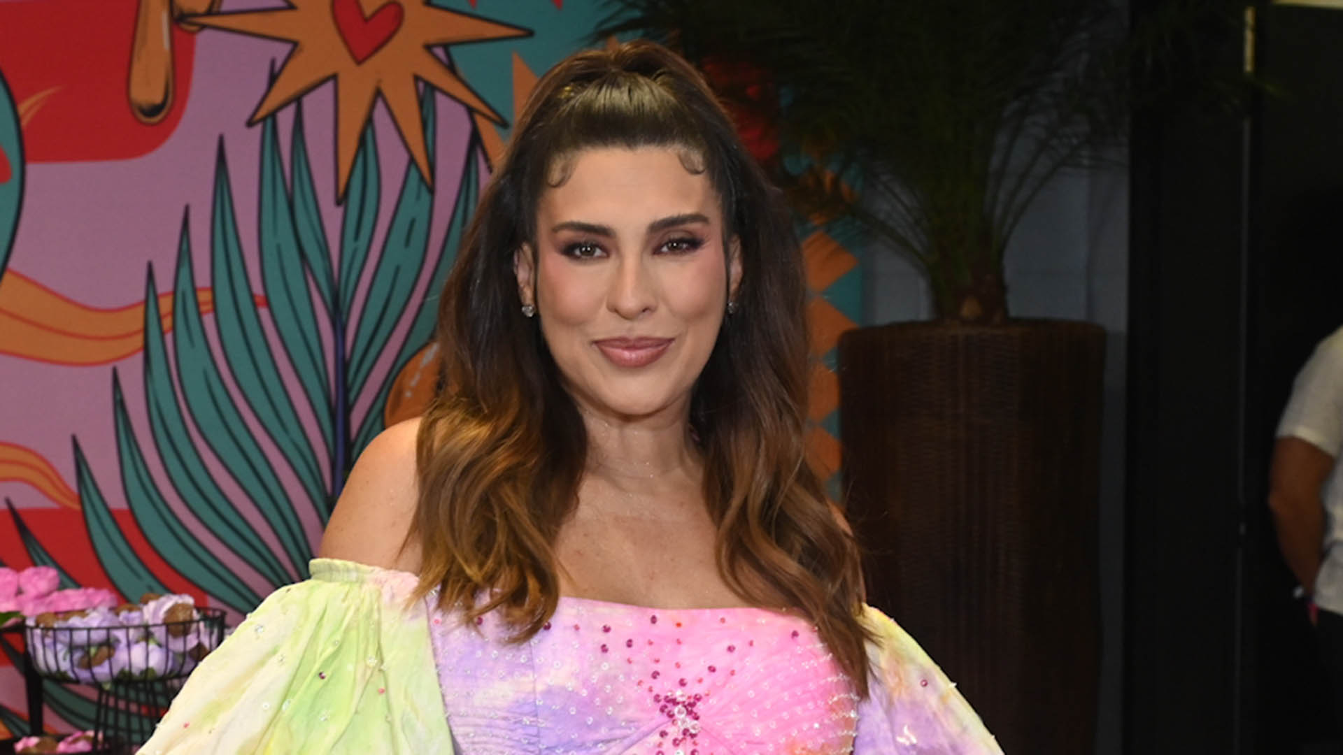 Tá crescendo! Fernanda Paes Leme destaca a barriga de grávida em novo look