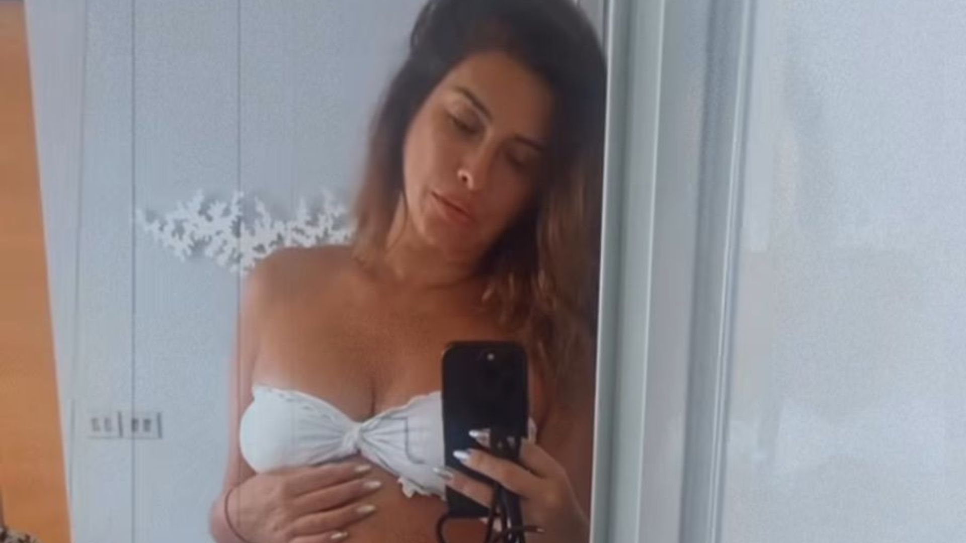 Grávida, Fernanda Paes Leme exibe barrigão em novas fotos de biquíni