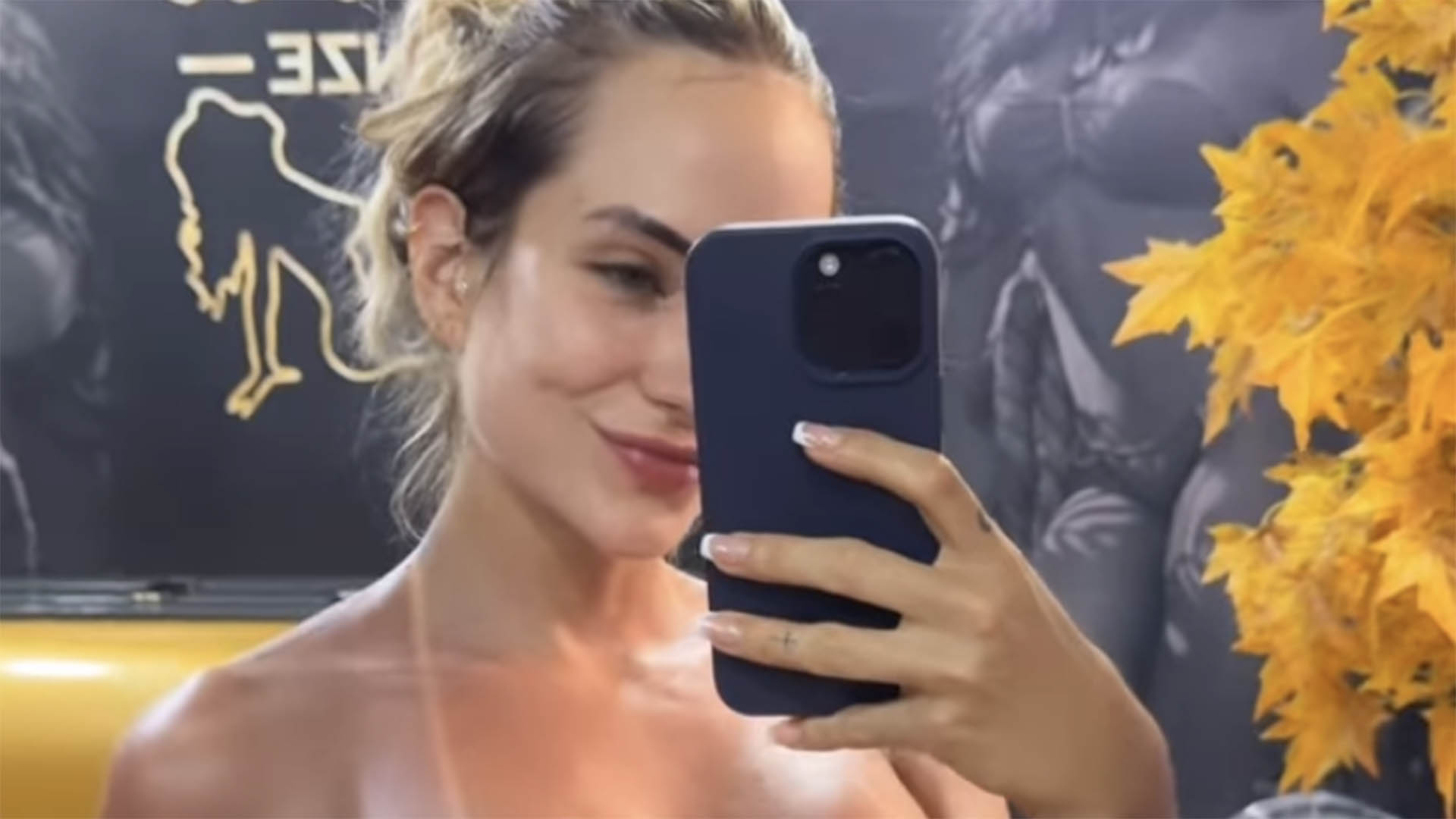 Gabi Martins exibe o bronzeado com look feito de fita adesiva