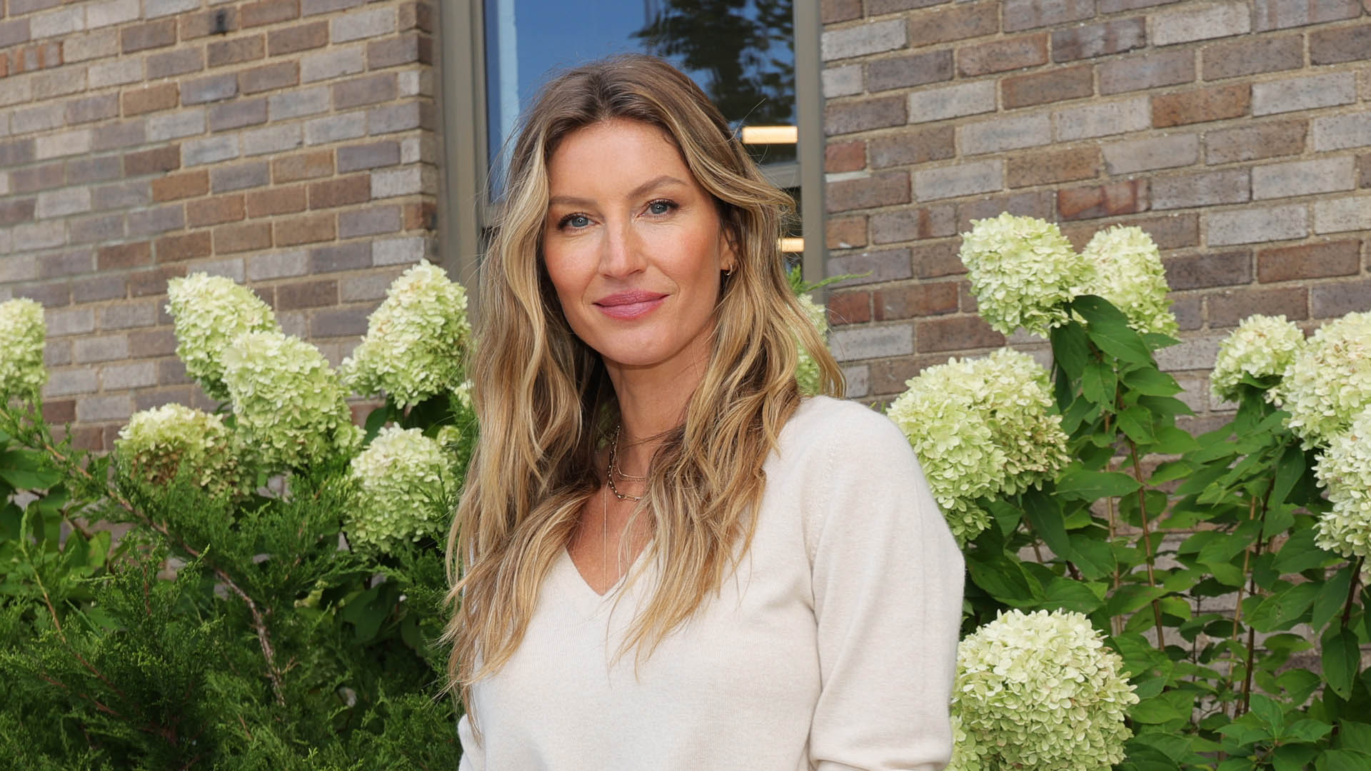 Ficou sério! Gisele Bündchen vive namoro discreto com treinador, diz site