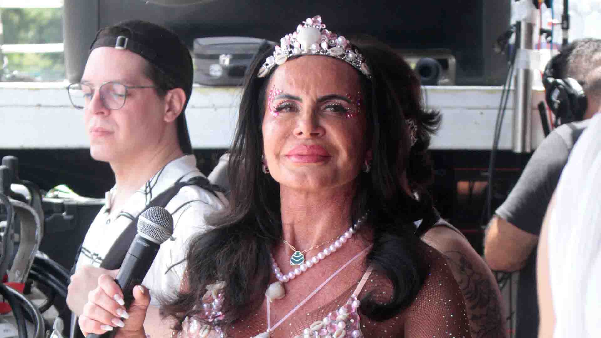 Gretchen usa look mínimo para comandar bloco de rua em SP