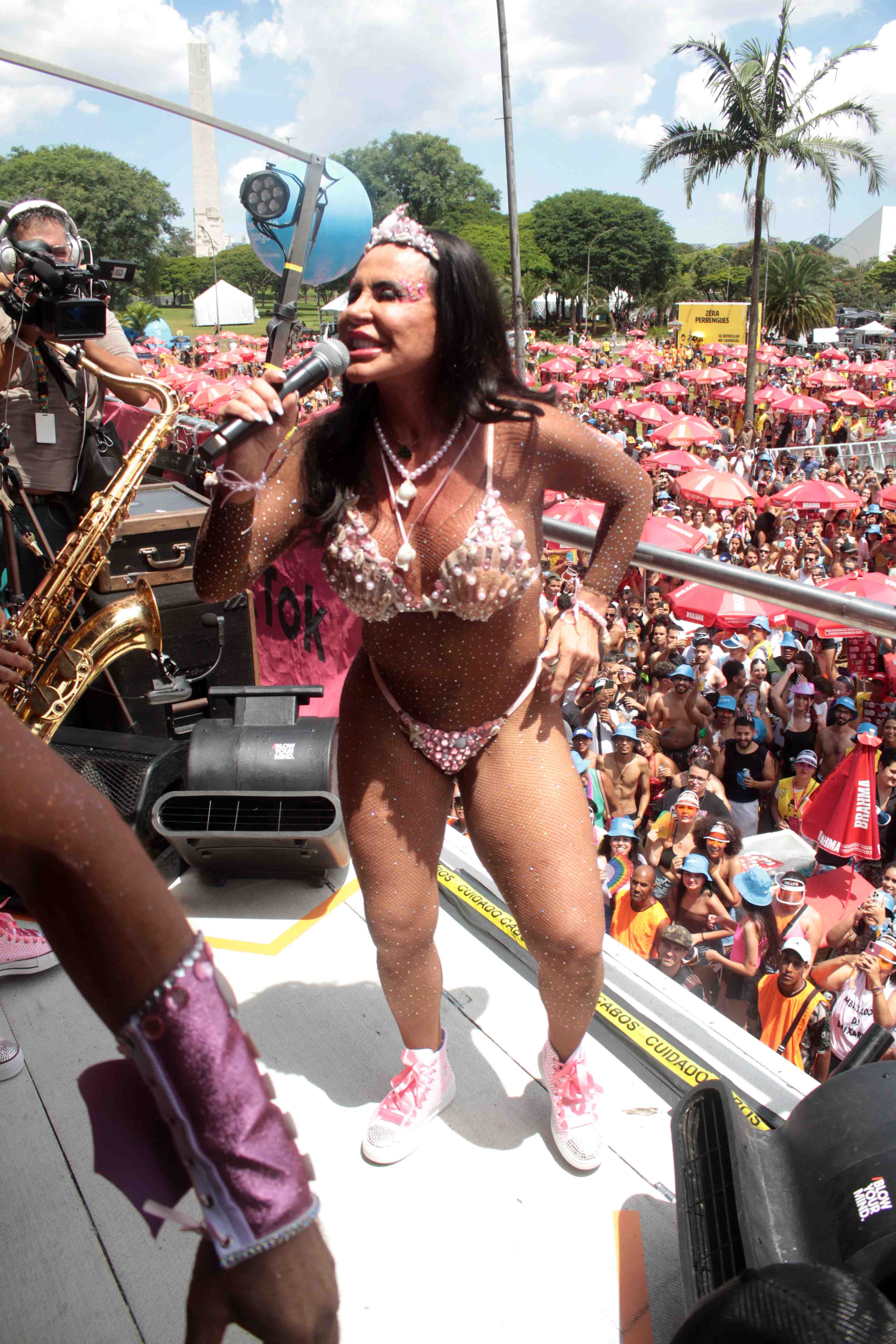 Gretchen usa look mínimo para comandar bloco de rua em SP