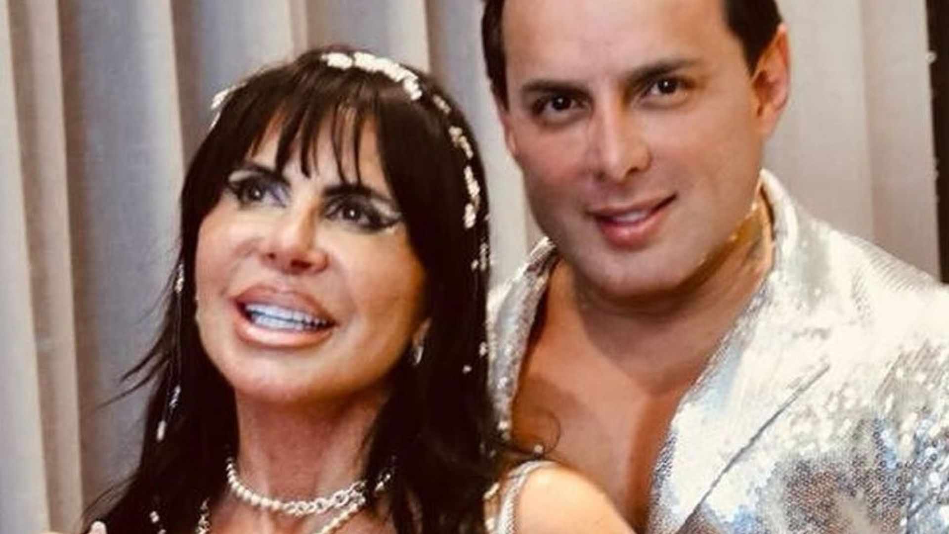 Gretchen causa ao combinar look exuberante com o marido
