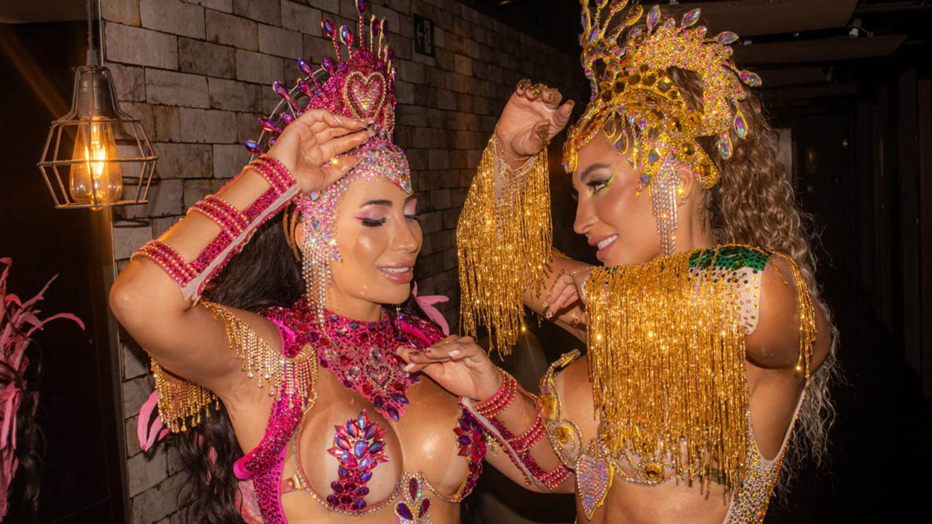 Irmãs, Ingrid e Erica Mantovani usam fantasias de R$ 100 mil na Mangueira