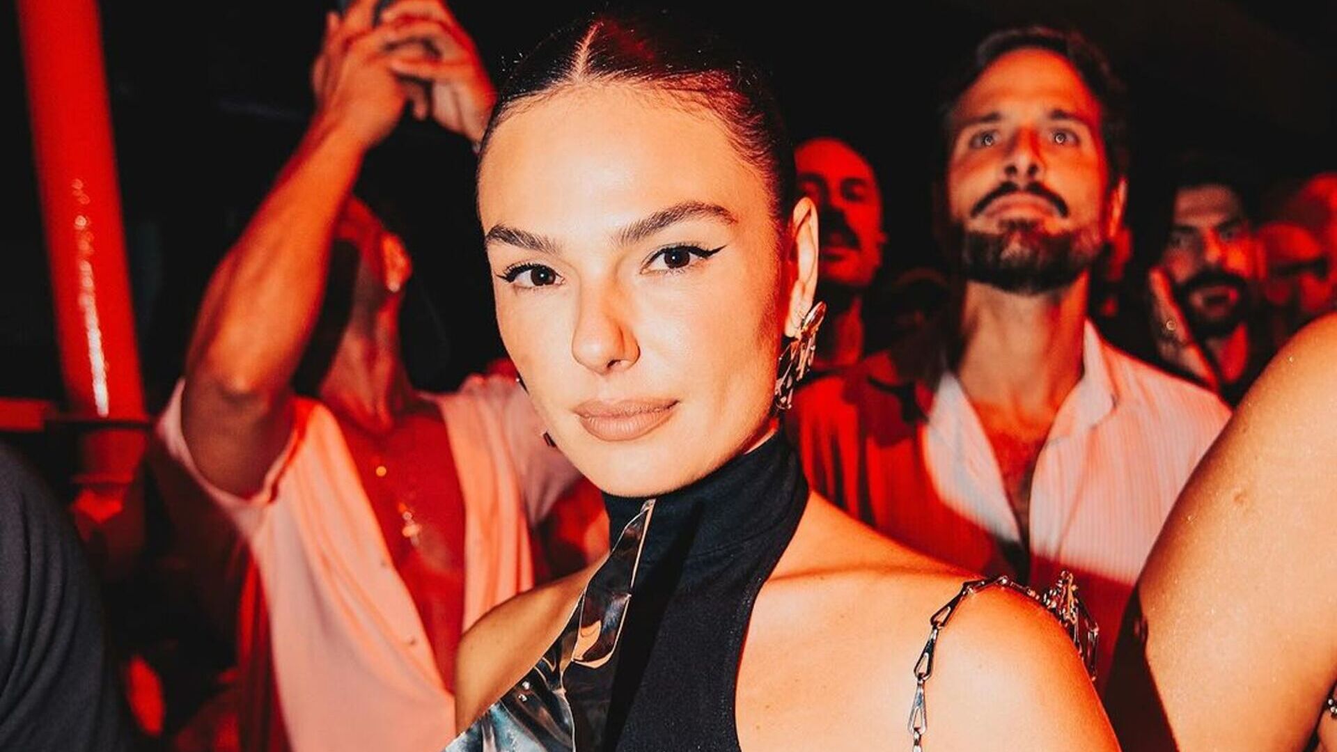 Que roupa é essa? Isis Valverde choca com look de barriga de fora