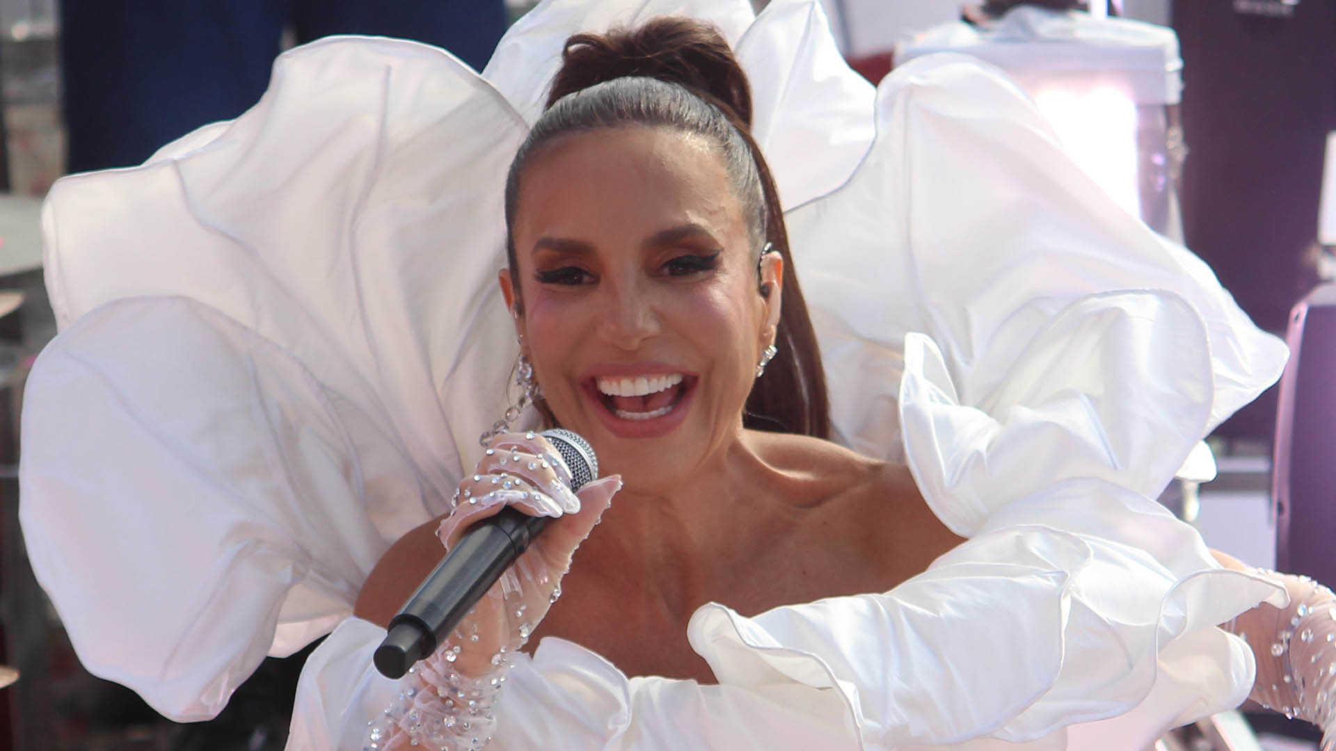 Ivete Sangalo se inspira no início da carreira para look de Carnaval
