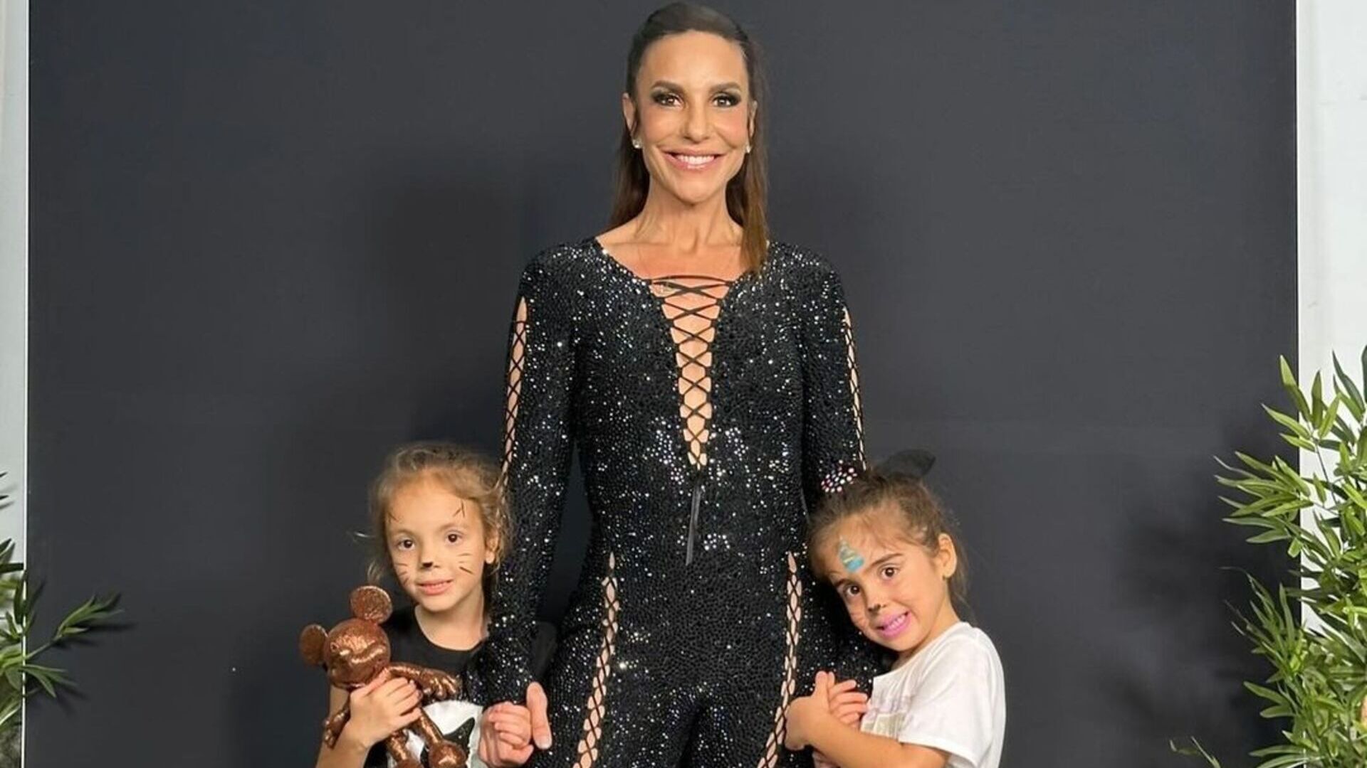 Ivete Sangalo celebra aniversário das filhas gêmeas: ‘Carnaval completo’