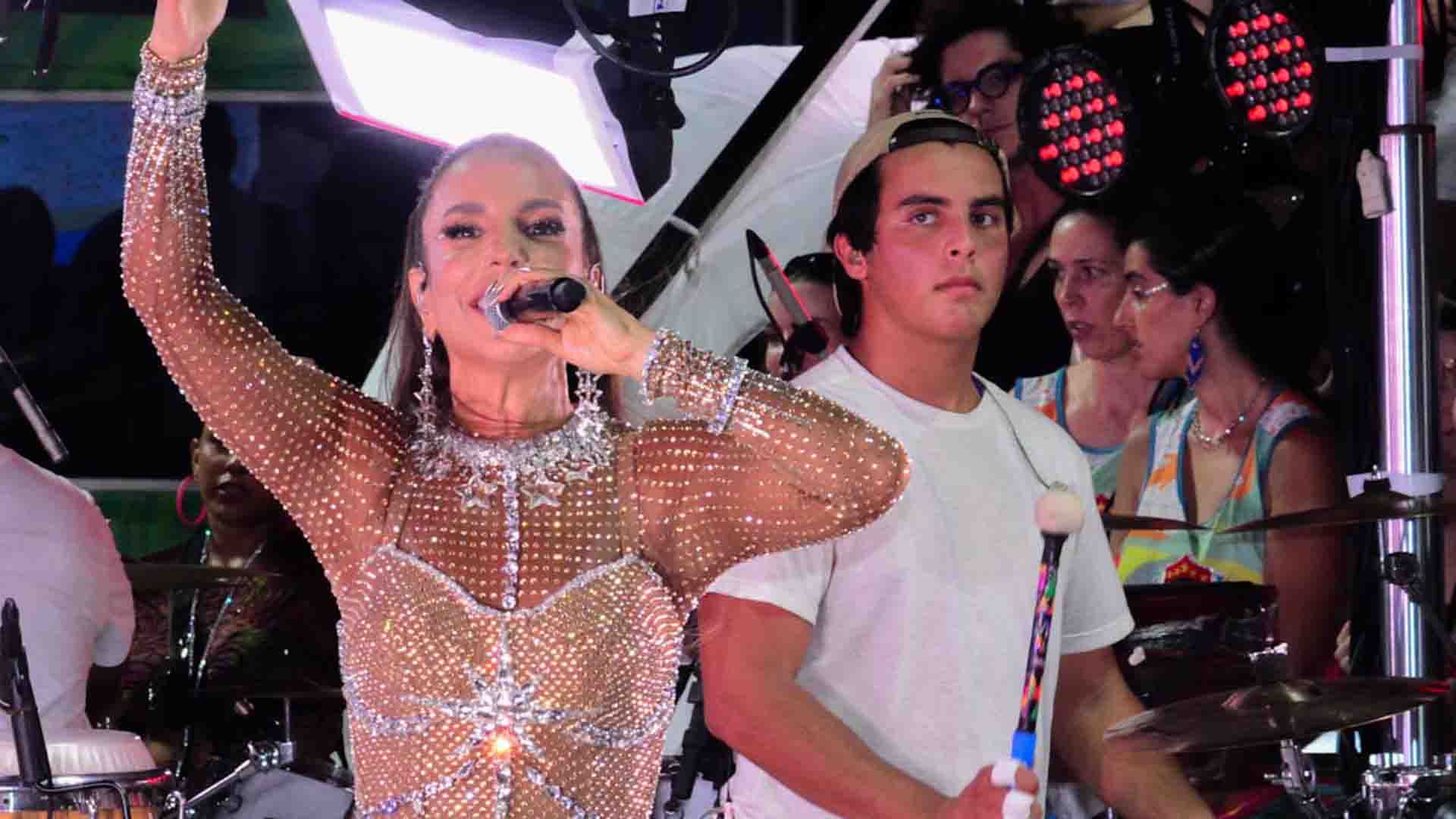 Filho de Ivete Sangalo rouba a cena no trio elétrico da mãe