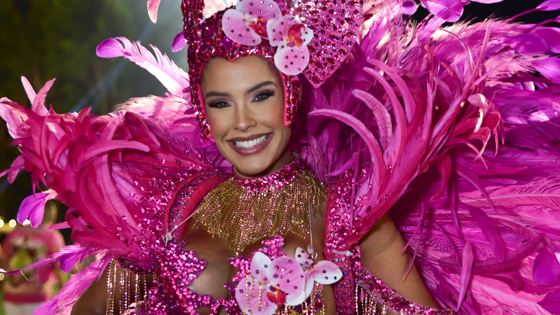 Após perrengue com fantasia, ex-BBB Ivy Moraes esbanja corpão na avenida
