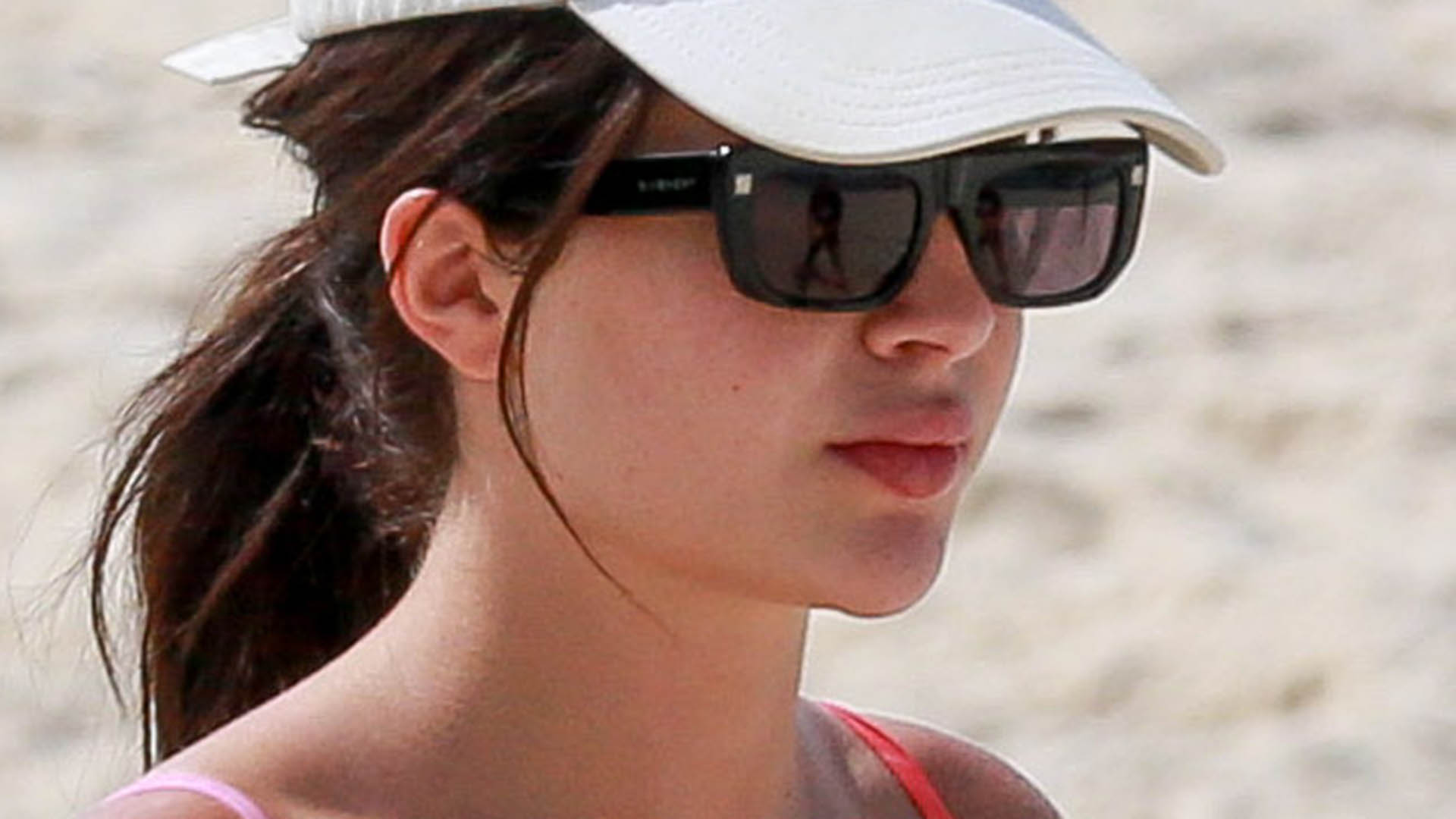 Jade Picon usa boné caríssimo durante treino na praia