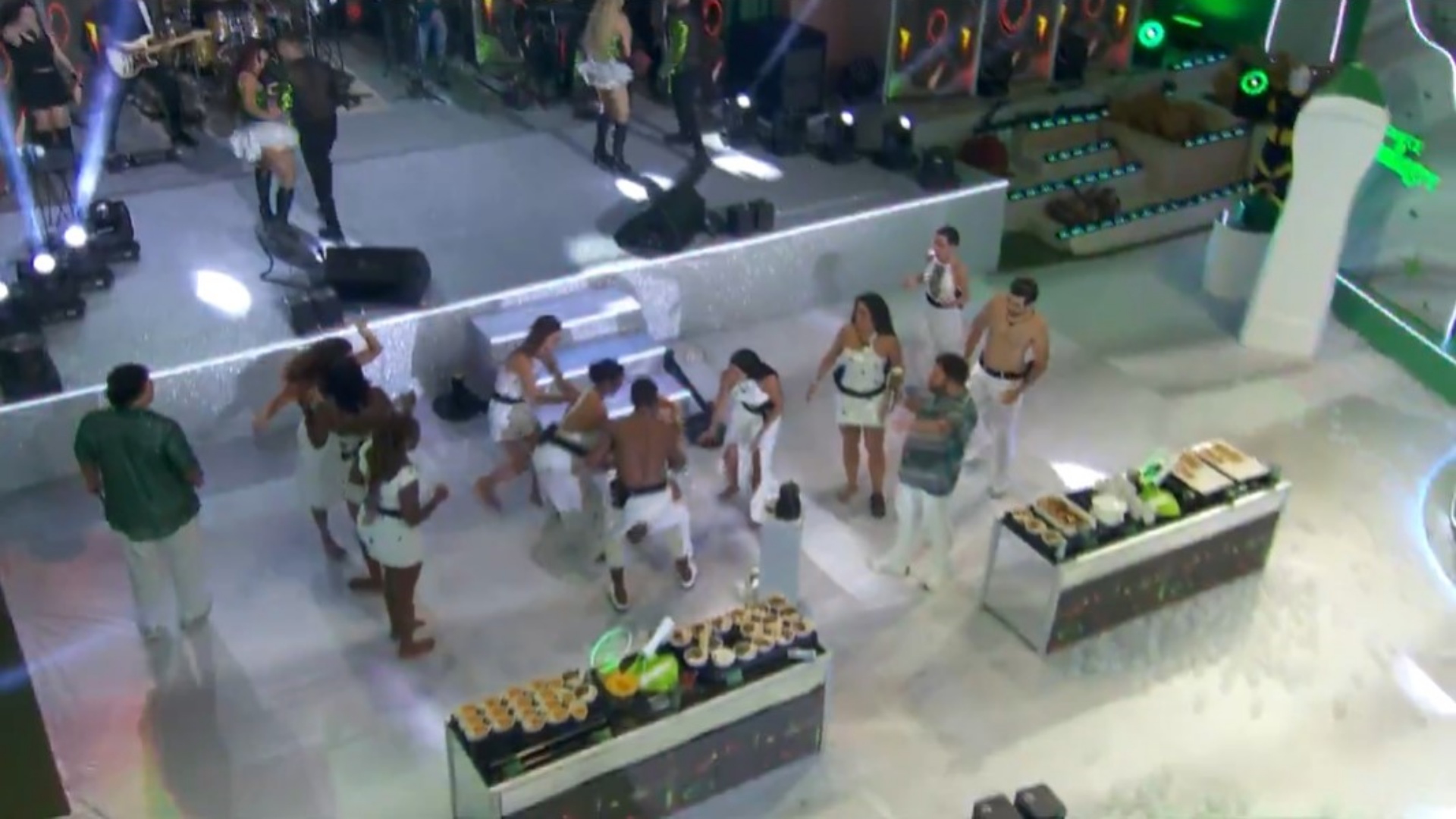 BBB 24: Joelma se desequilibra e cai durante performance na festa