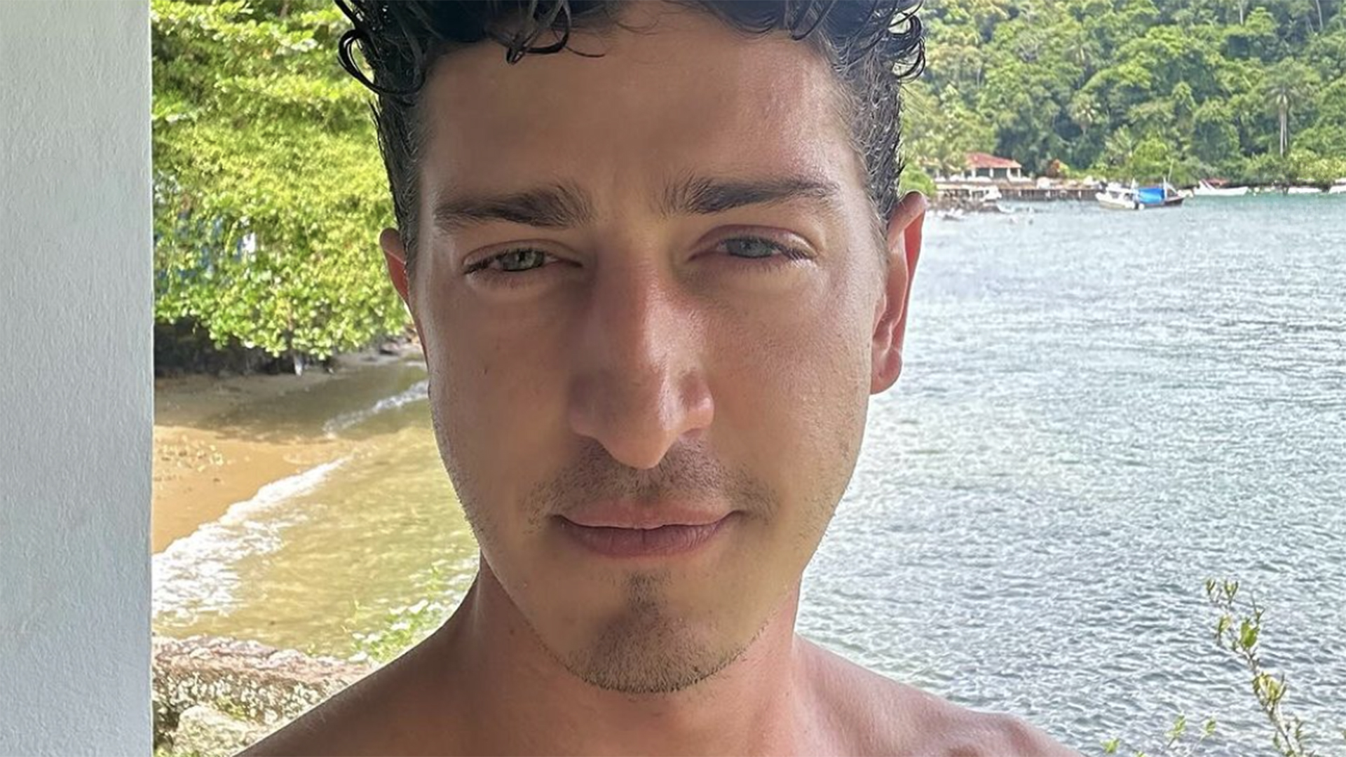 Novo affair? Johnny Massaro é visto em clima de romance com ator, diz jornal