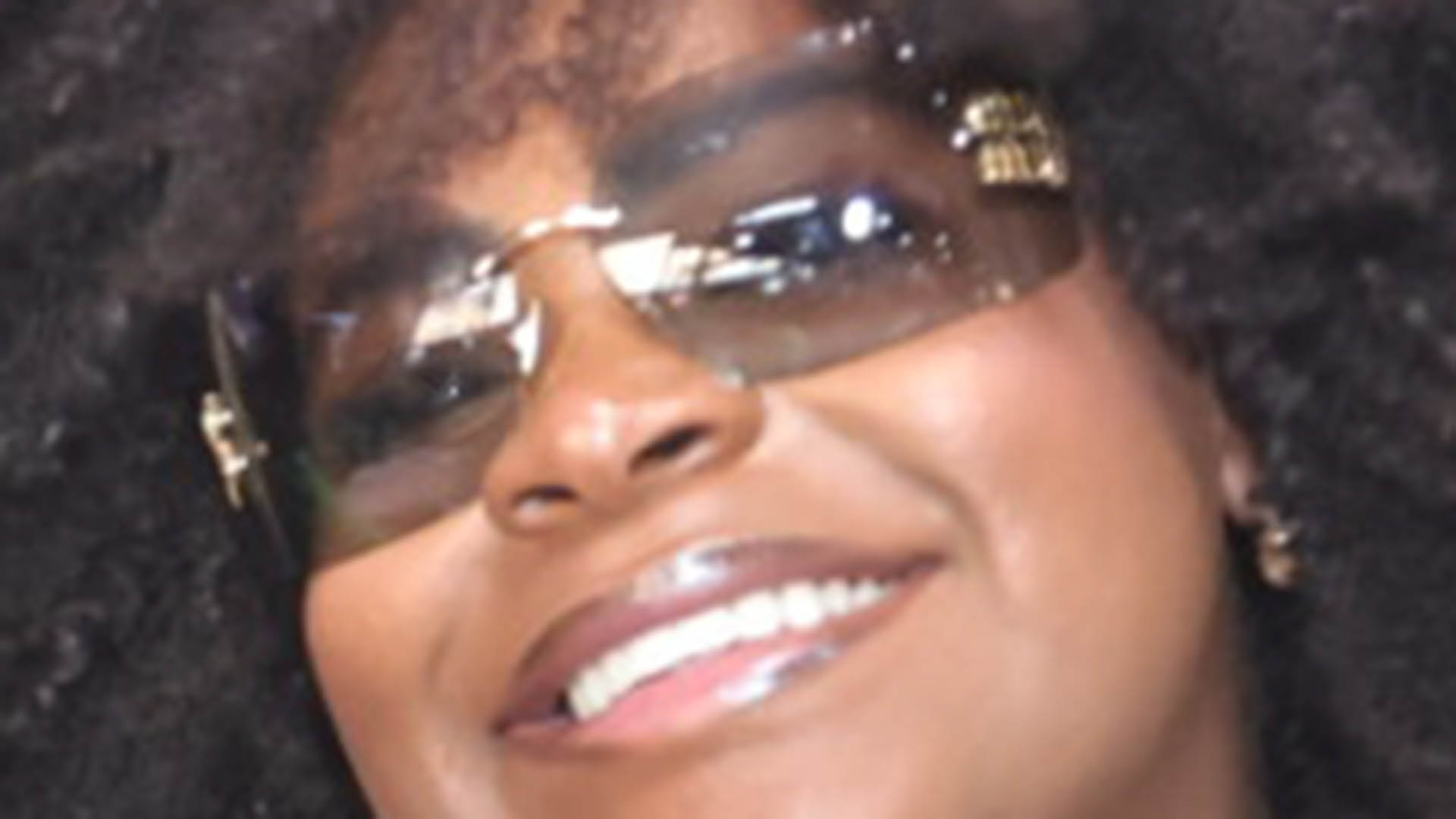 Jojo Todynho surge com o cabelo no estilo black power