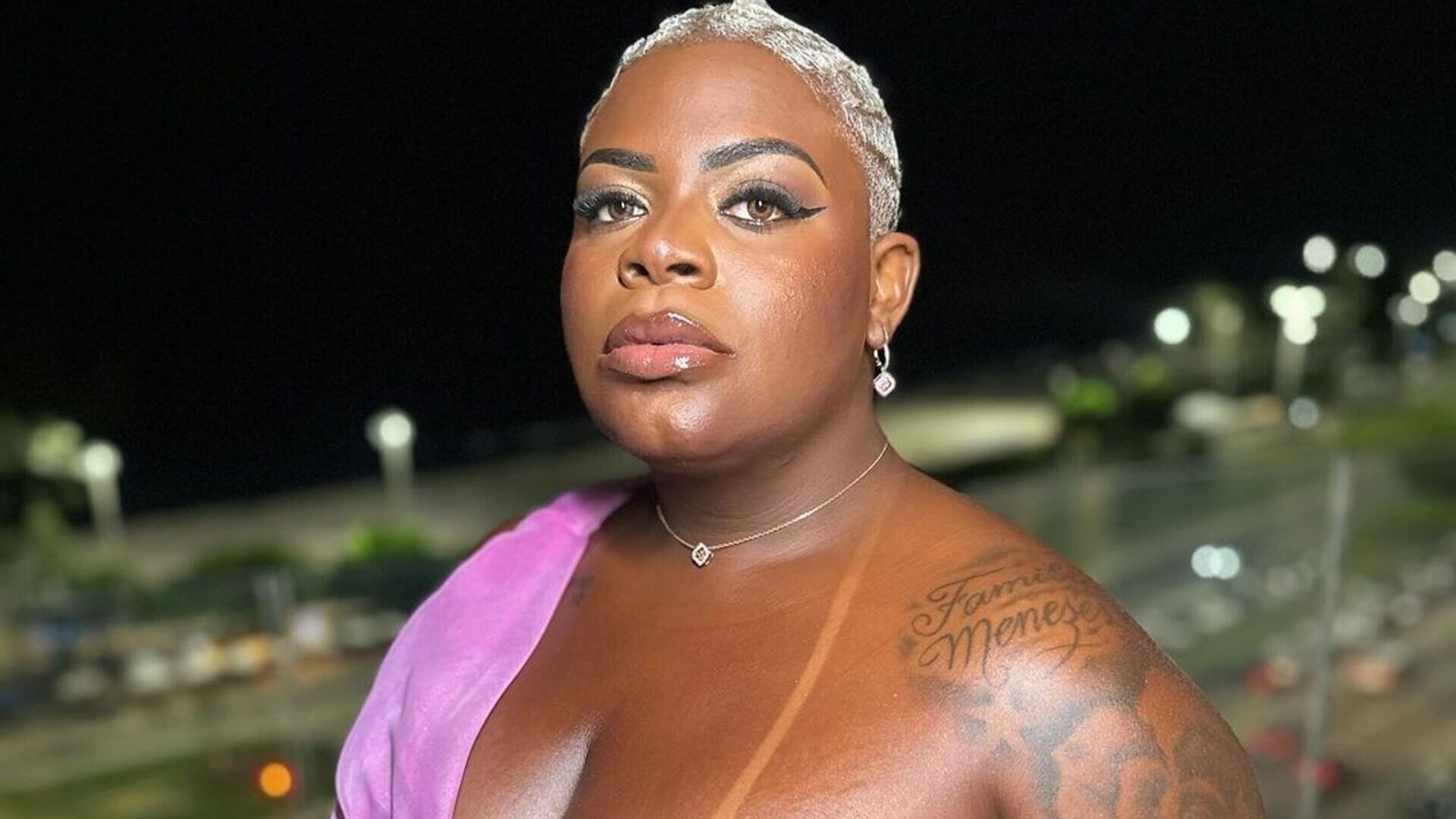 Com seu novo visual, Jojo Todynho impacta com look de festa