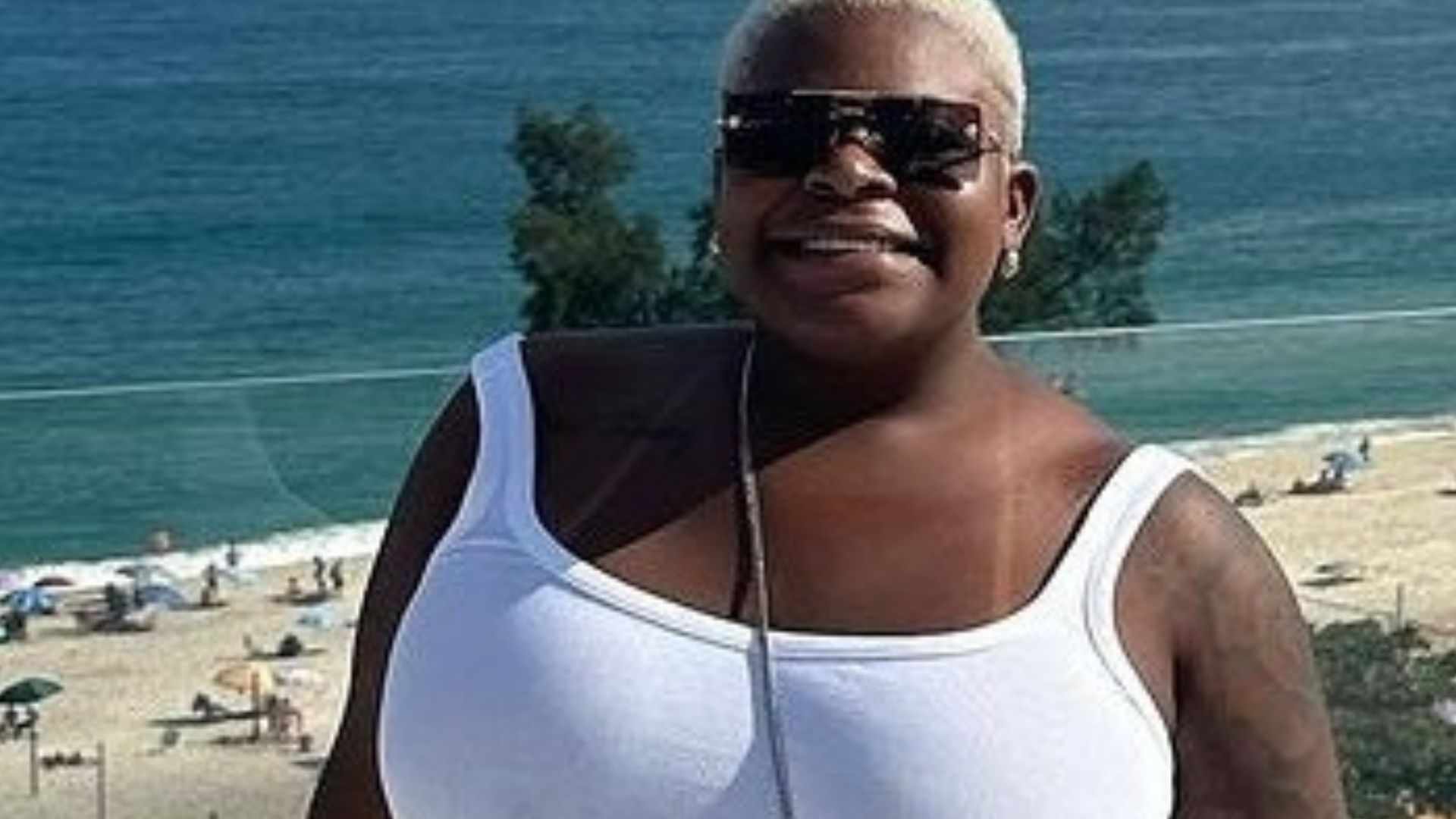 Que isso? De vestido branco, Jojo Todynho marca demais as curvas