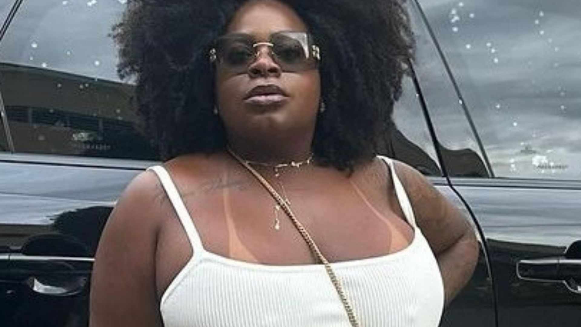 De vestido branco, Jojo Todynho revela corpaço escultural