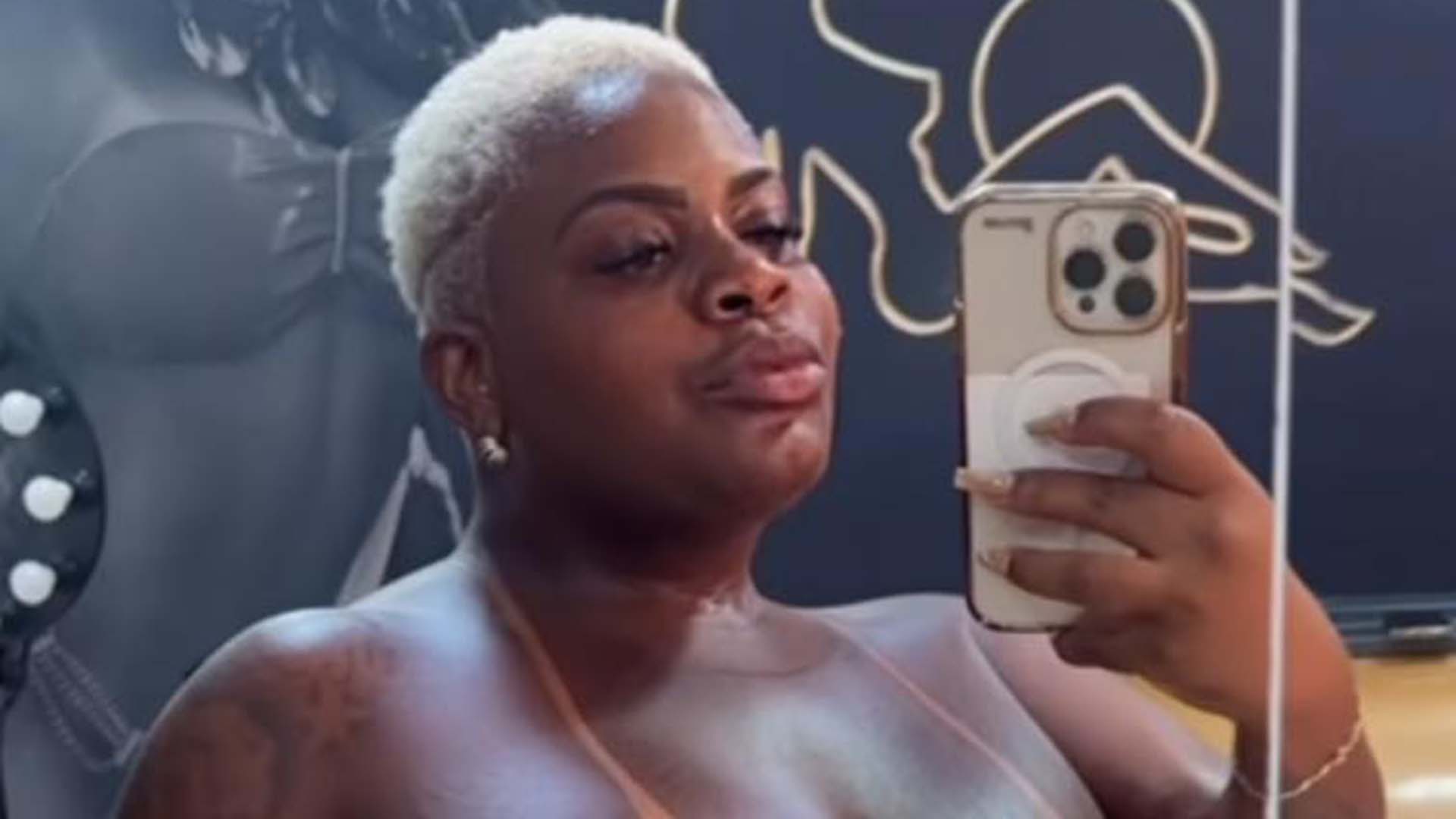Jojo Todynho surge com look de fita adesiva e ostenta o bronzeado