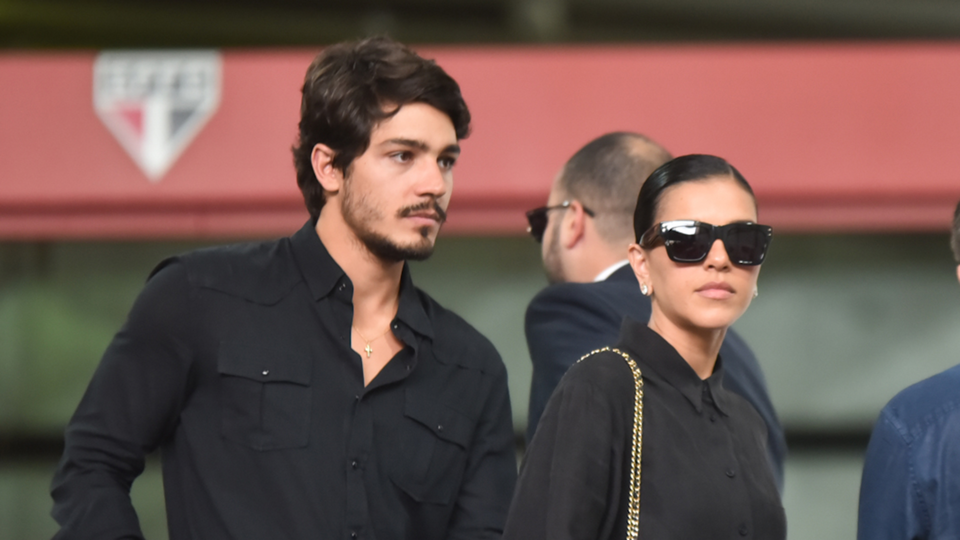 Neto de Abilio Diniz vai ao velório do avô junto com Mariana Rios