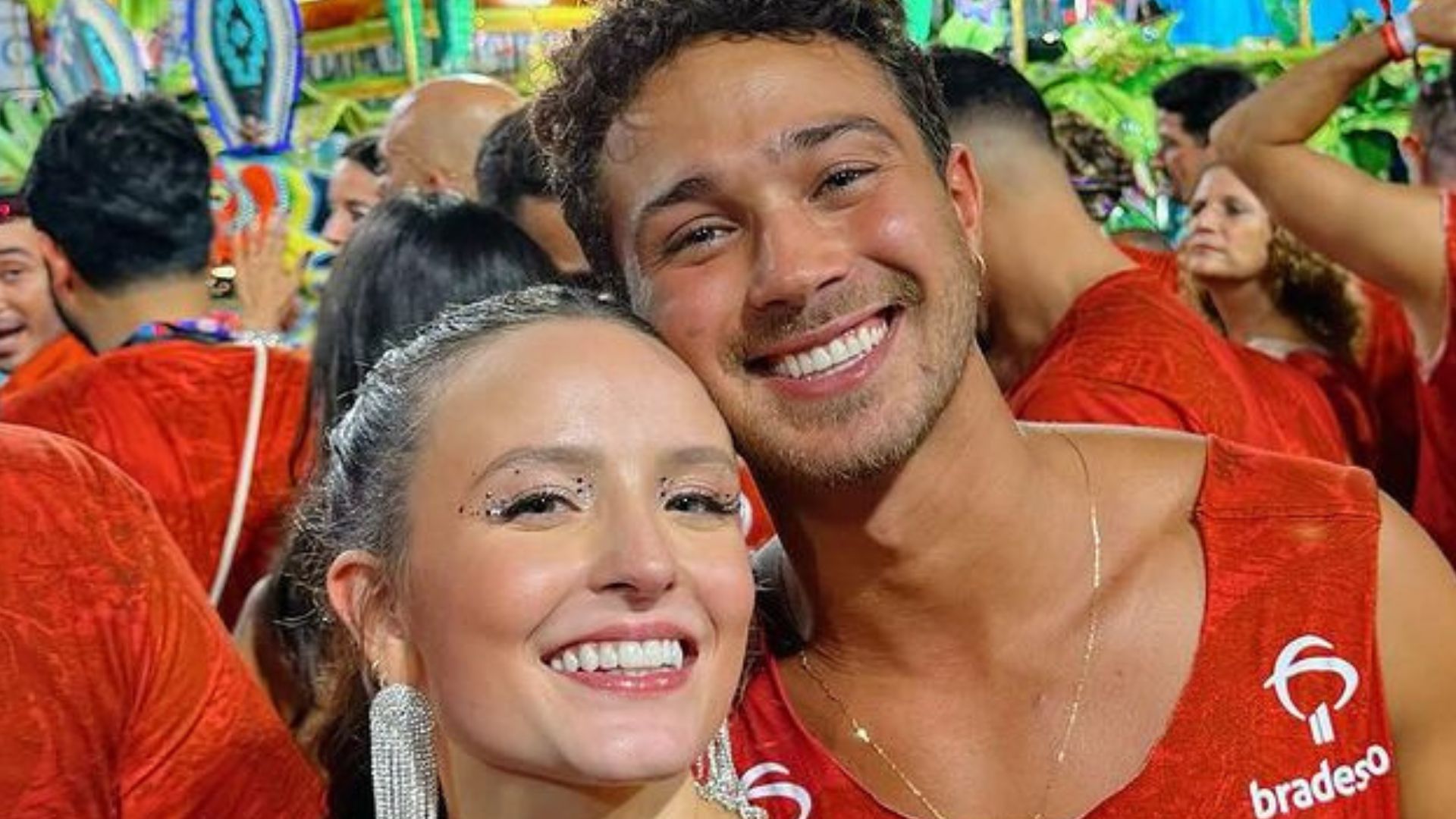 Larissa Manoela e André Luiz Frambach curtem segundo dia de desfiles na Sapucaí
