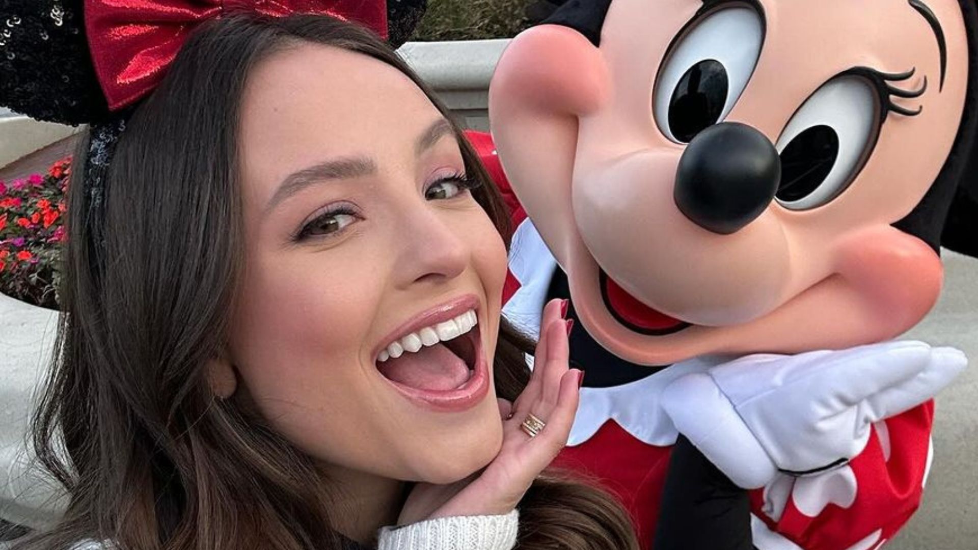 Larissa Manoela esbanja fofura em álbum de viagem na Disney