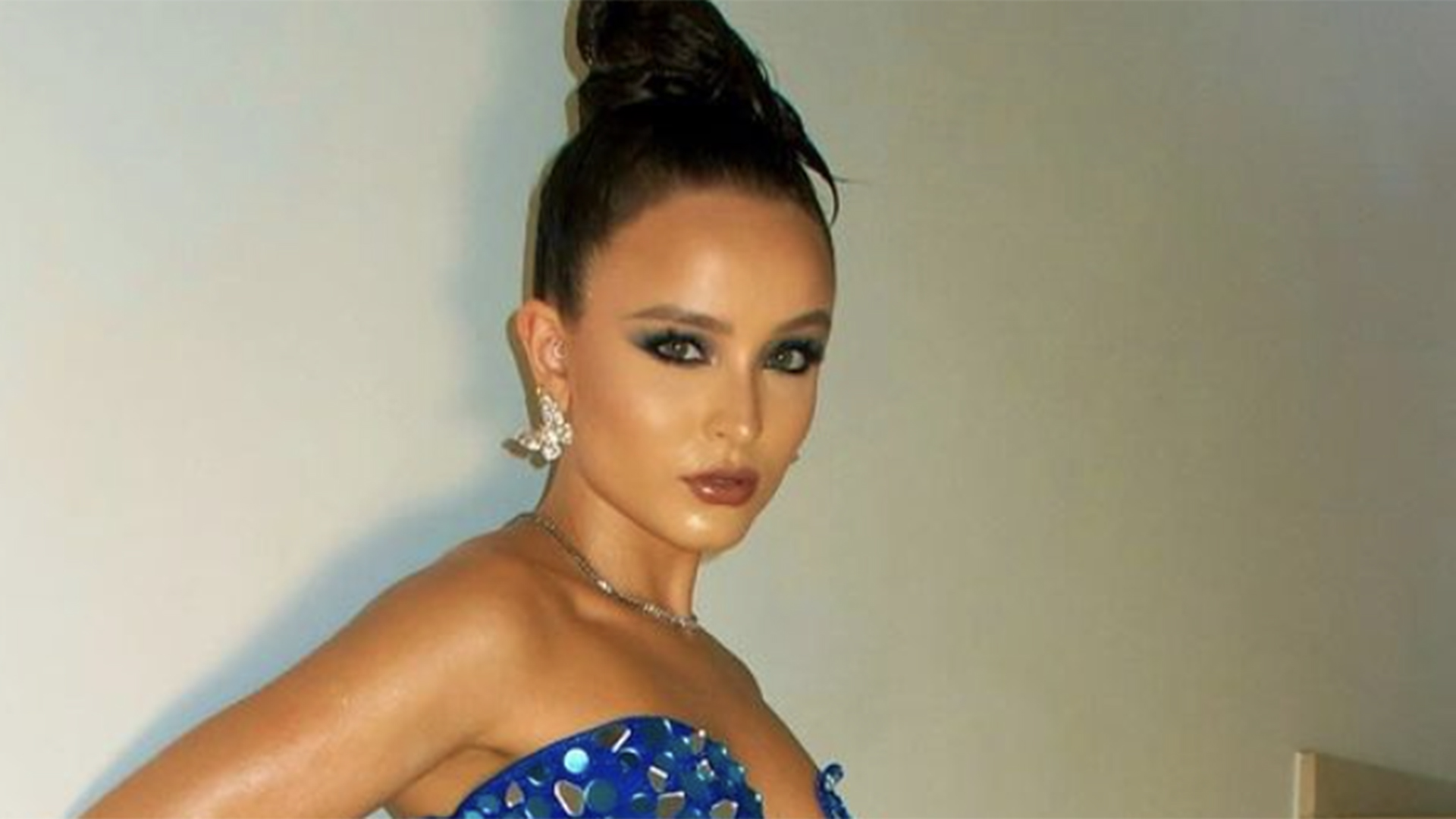 Larissa Manoela atrai os olhares para as pernas musculosas no carnaval
