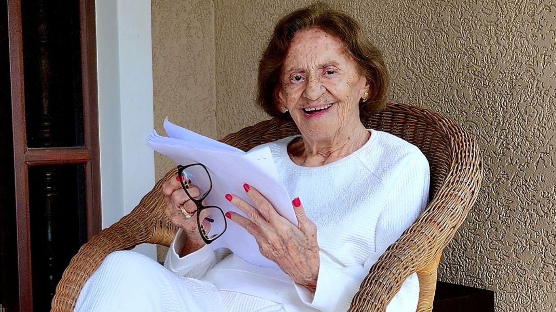 Laura Cardoso surge lendo roteiro e empolga fãs: ‘Uma nova história’