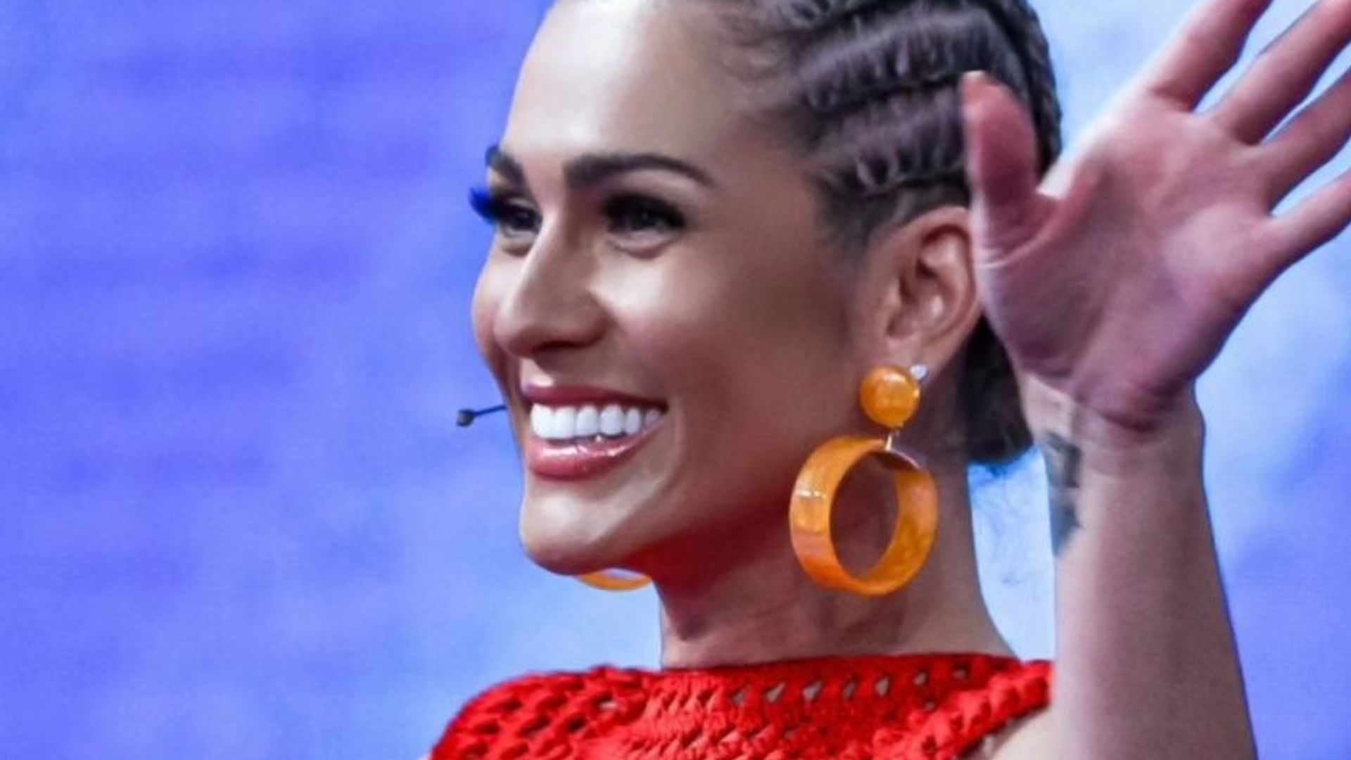 Magérrima! Lívia Andrade choca com barriga negativa