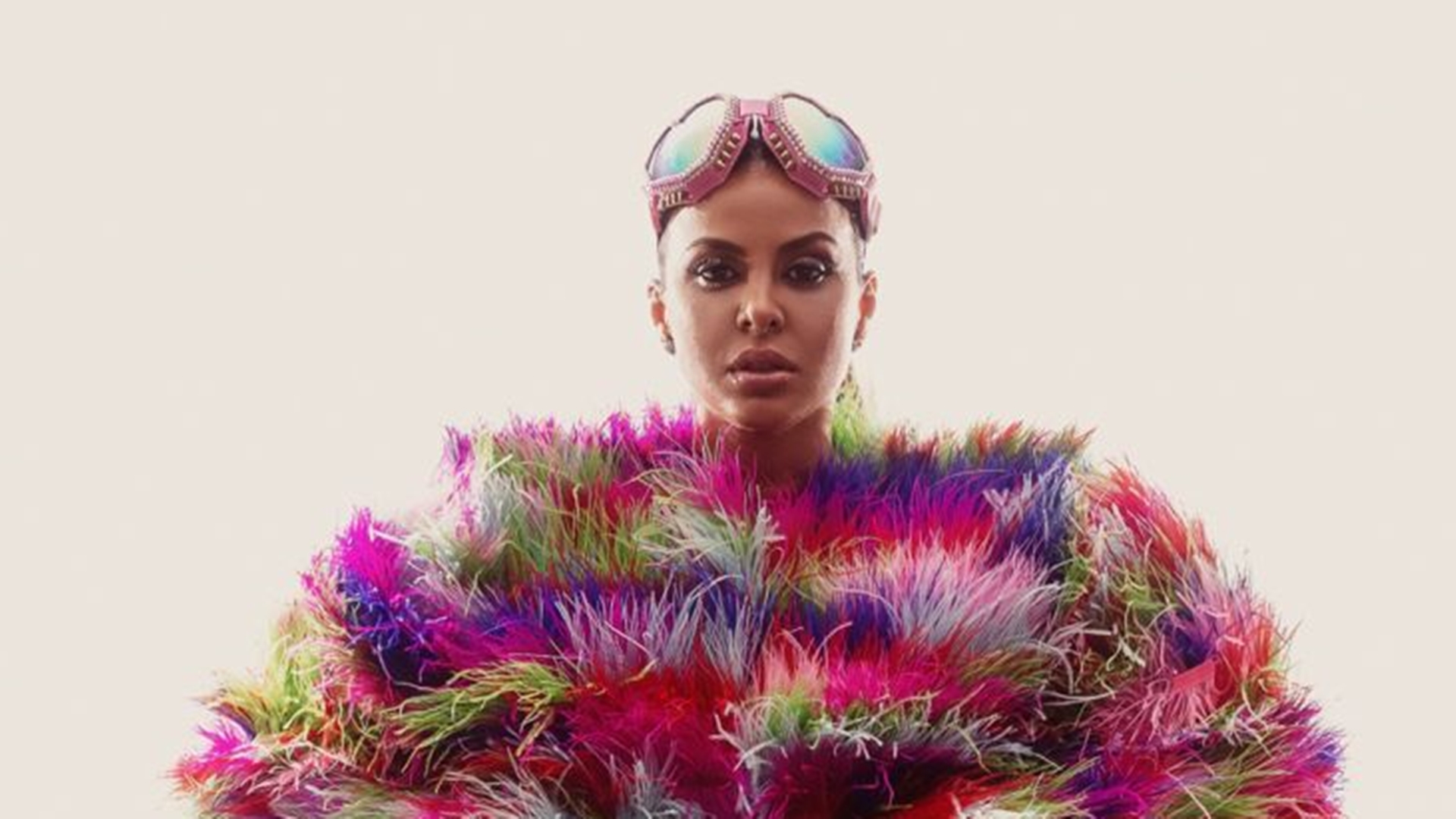 Alinne Rosa abre a maratona de Carnaval com look feito à mão; confira