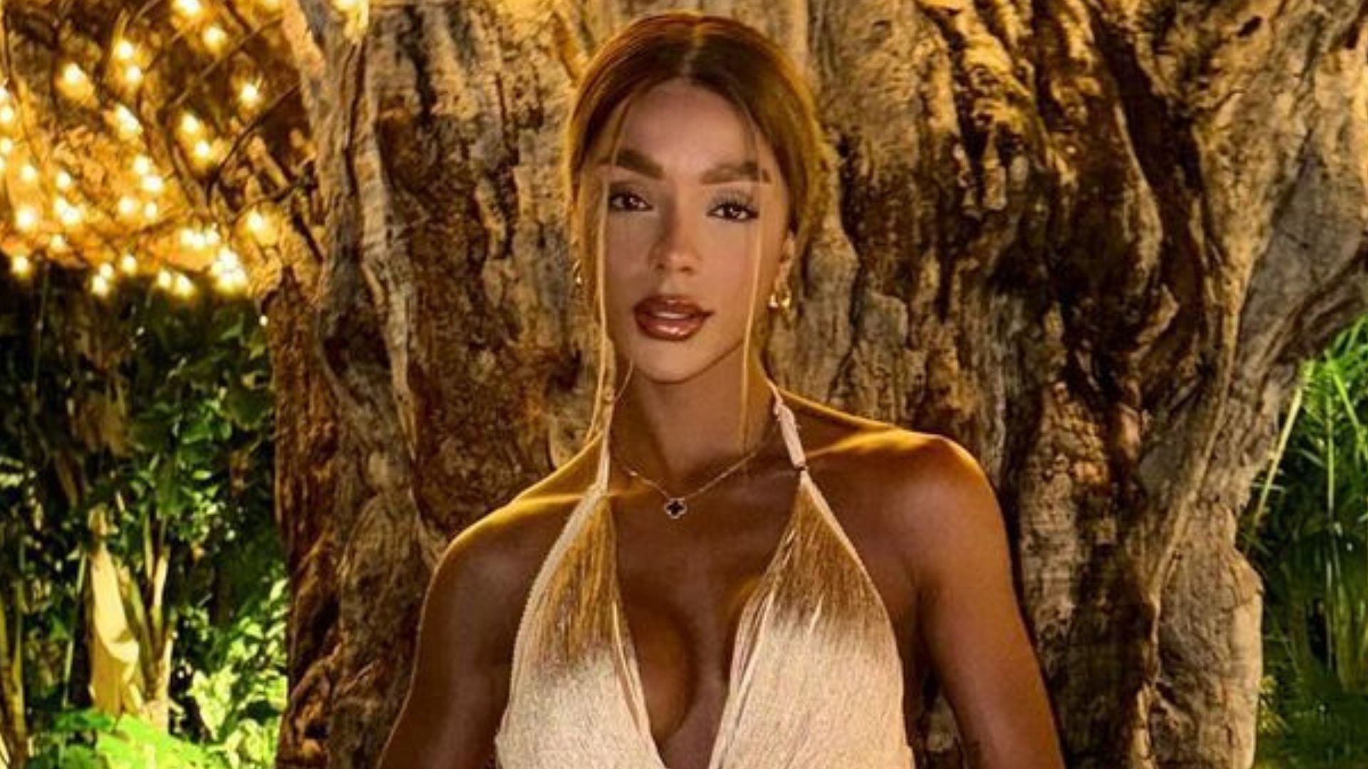 Brunna Gonçalves exibe curvas impecáveis em look deslumbrante: “Perfeição”