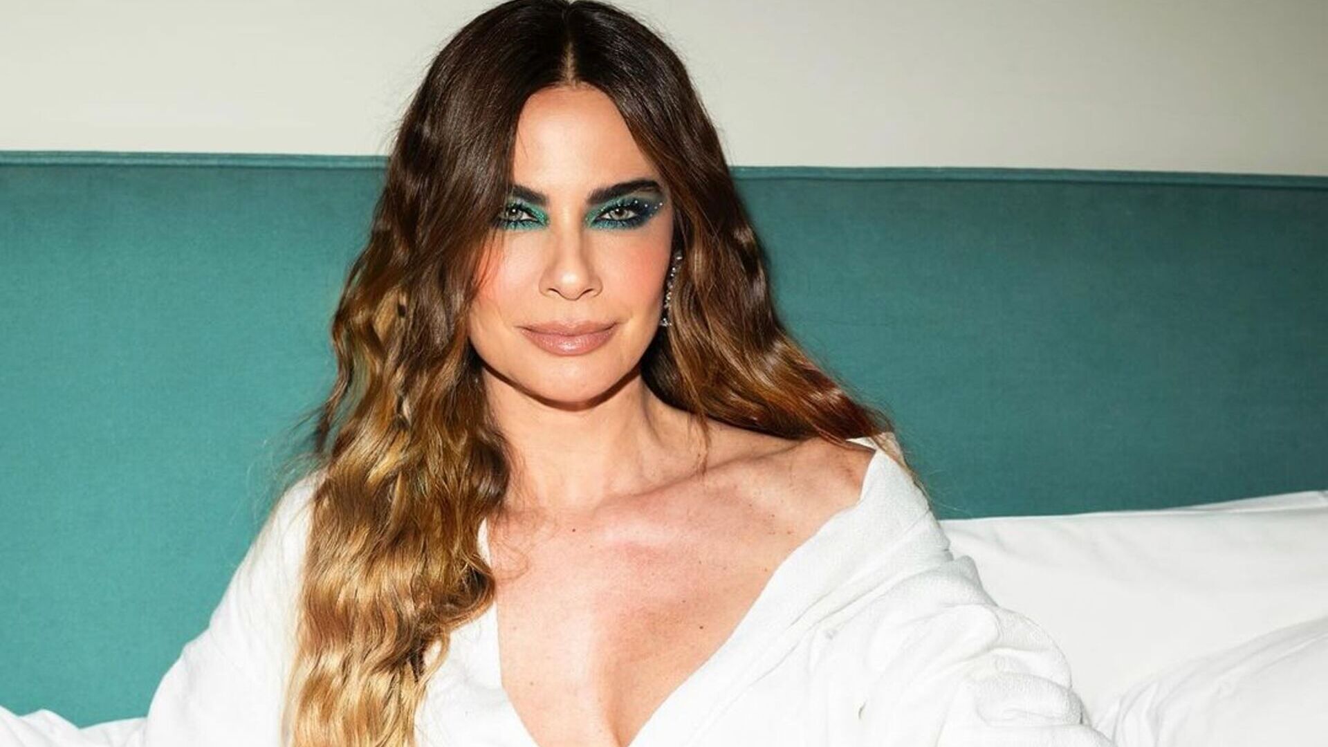 Luciana Gimenez explode a temperatura ao tirar o roupão: ‘Maravilhosa’