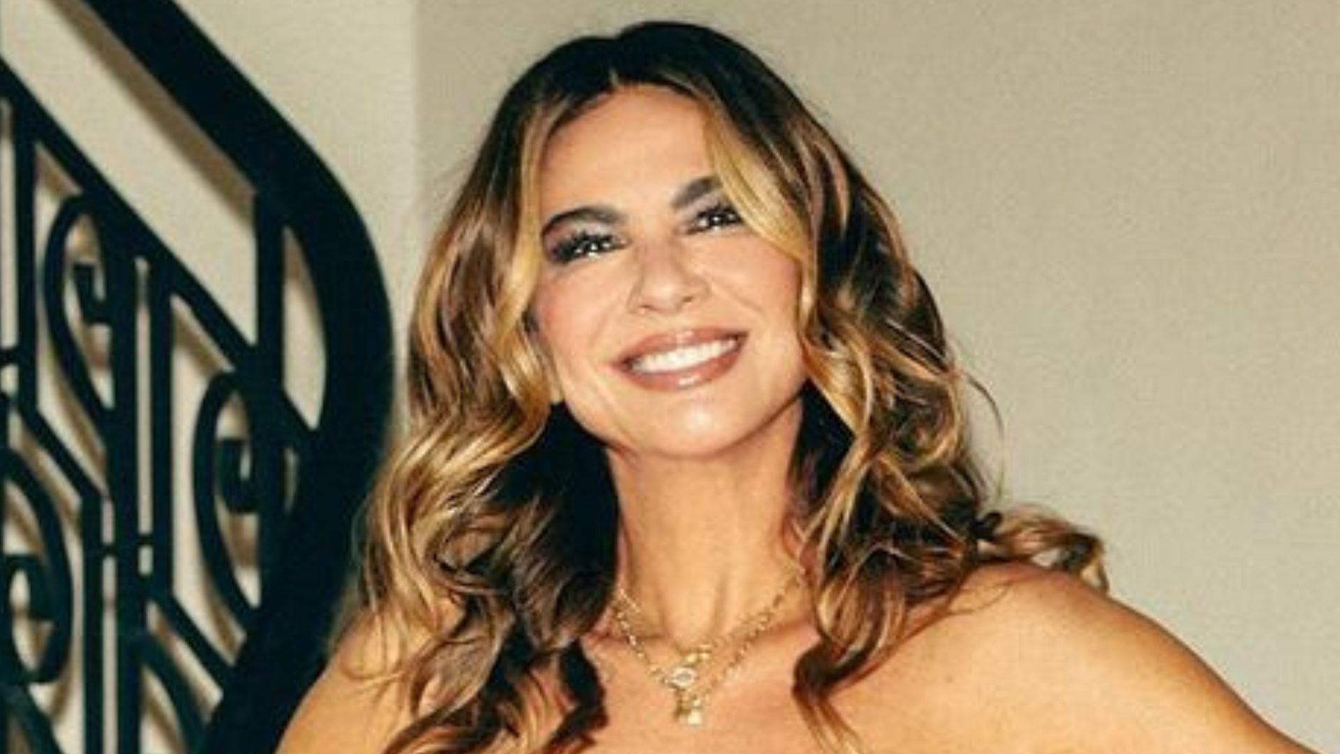 De fio-dental, Luciana Gimenez eleva a temperatura com look mínimo de Carnaval