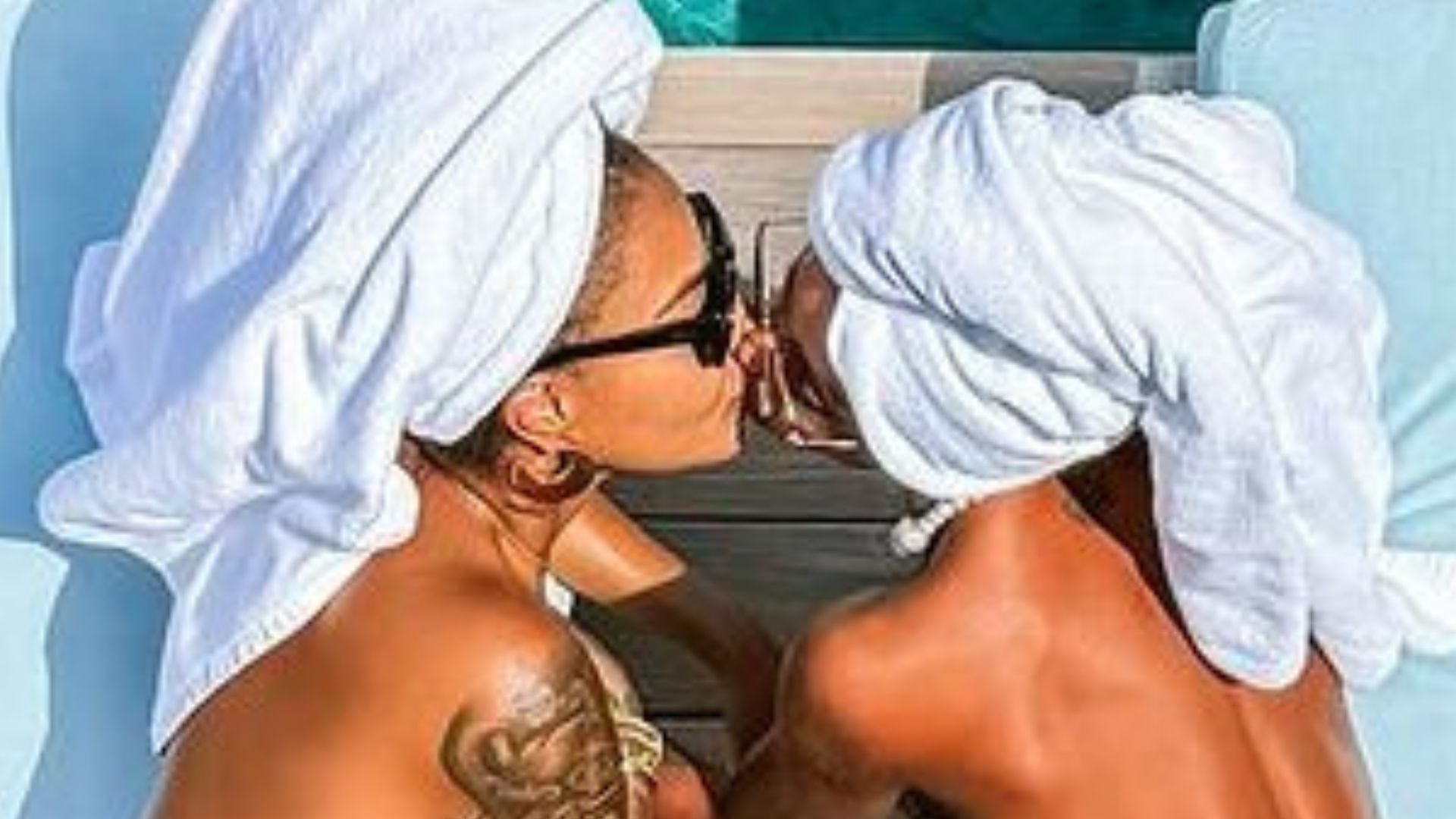Aos beijos, Ludmilla e Brunna Gonçalves abrem álbum de fotos ousadas no Caribe